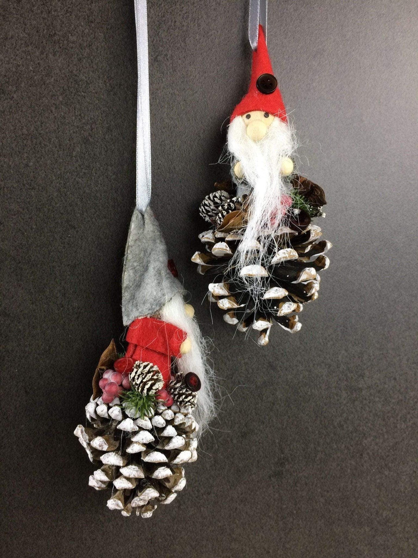 Wichtel 2er Set! Advent Fenster Fensterschmuck Fensterdeko Deko Weihnachten Wichtel Zapfen Wachszapfen – handgemacht aus Seiden- und Kunstblumen, langlebig & pflegeleicht von SarahsFlowerStudio