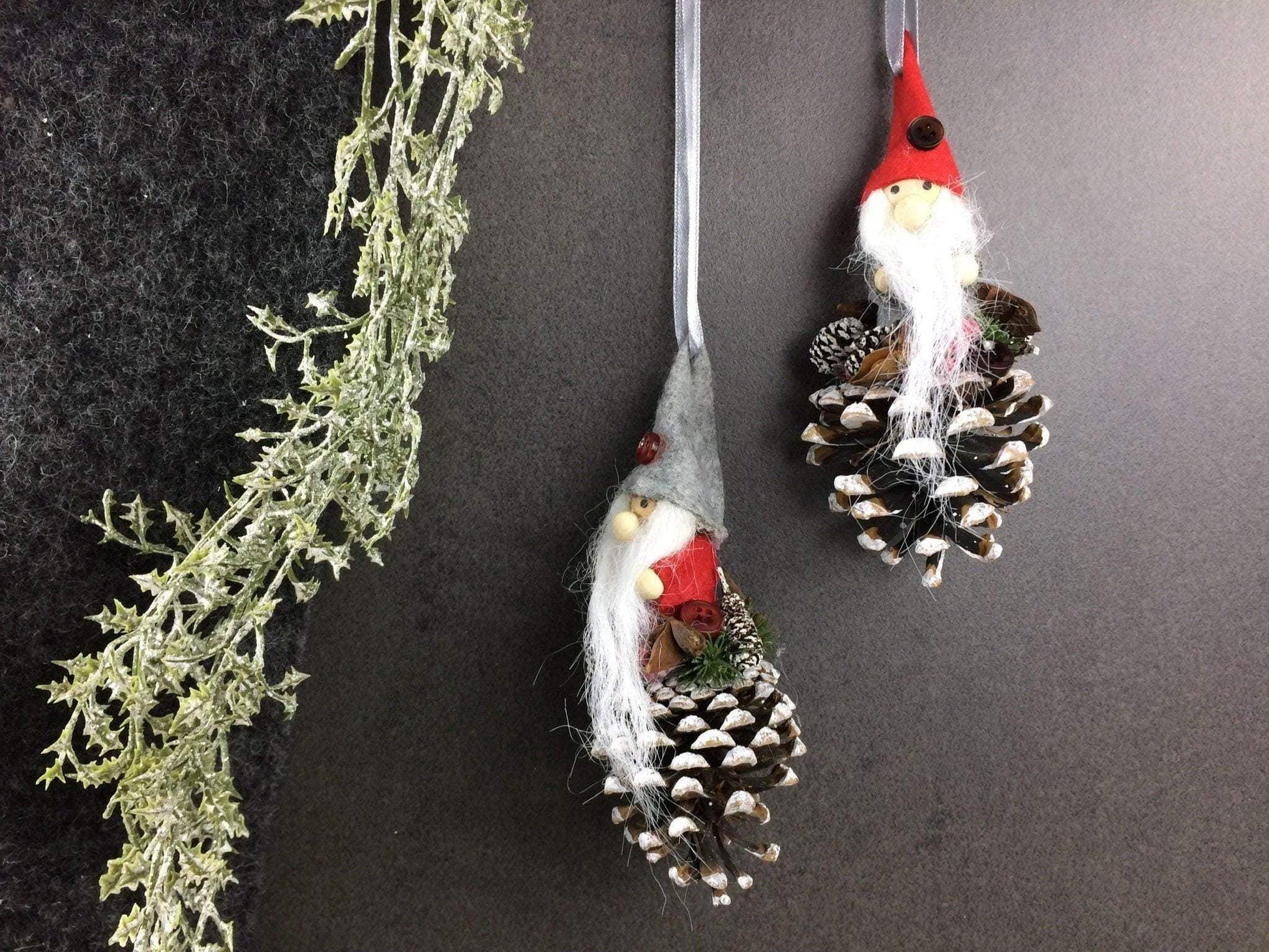 Wichtel 2er Set! Advent Fenster Fensterschmuck Fensterdeko Deko Weihnachten Wichtel Zapfen Wachszapfen – handgemacht aus Seiden- und Kunstblumen, langlebig & pflegeleicht von SarahsFlowerStudio