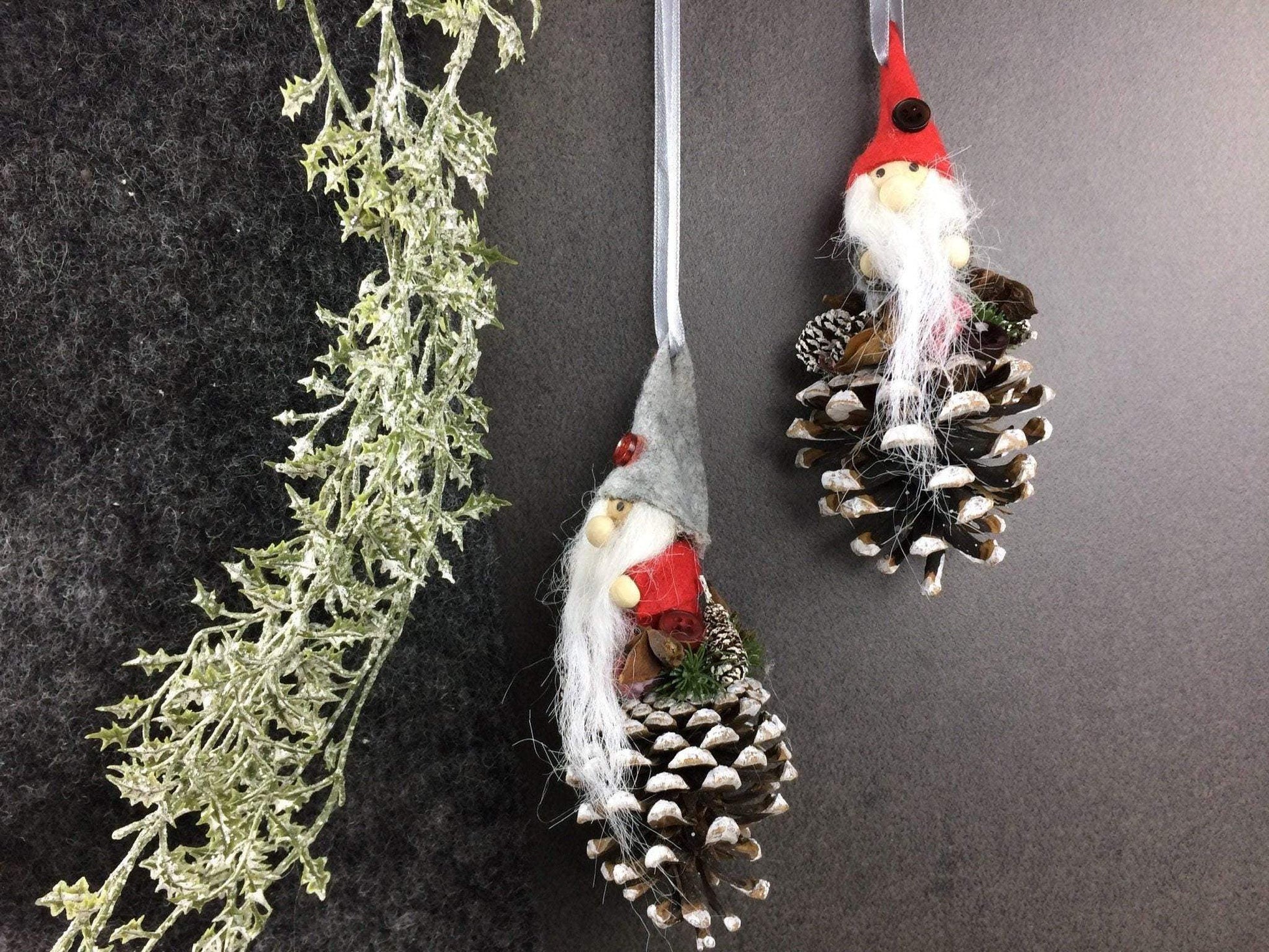 Wichtel 2er Set! Advent Fenster Fensterschmuck Fensterdeko Deko Weihnachten Wichtel Zapfen Wachszapfen – handgemacht aus Seiden- und Kunstblumen, langlebig & pflegeleicht von SarahsFlowerStudio