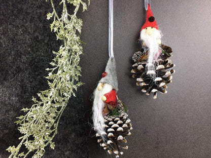 Wichtel 2er Set! Advent Fenster Fensterschmuck Fensterdeko Deko Weihnachten Wichtel Zapfen Wachszapfen – handgemacht aus Seiden- und Kunstblumen, langlebig & pflegeleicht von SarahsFlowerStudio