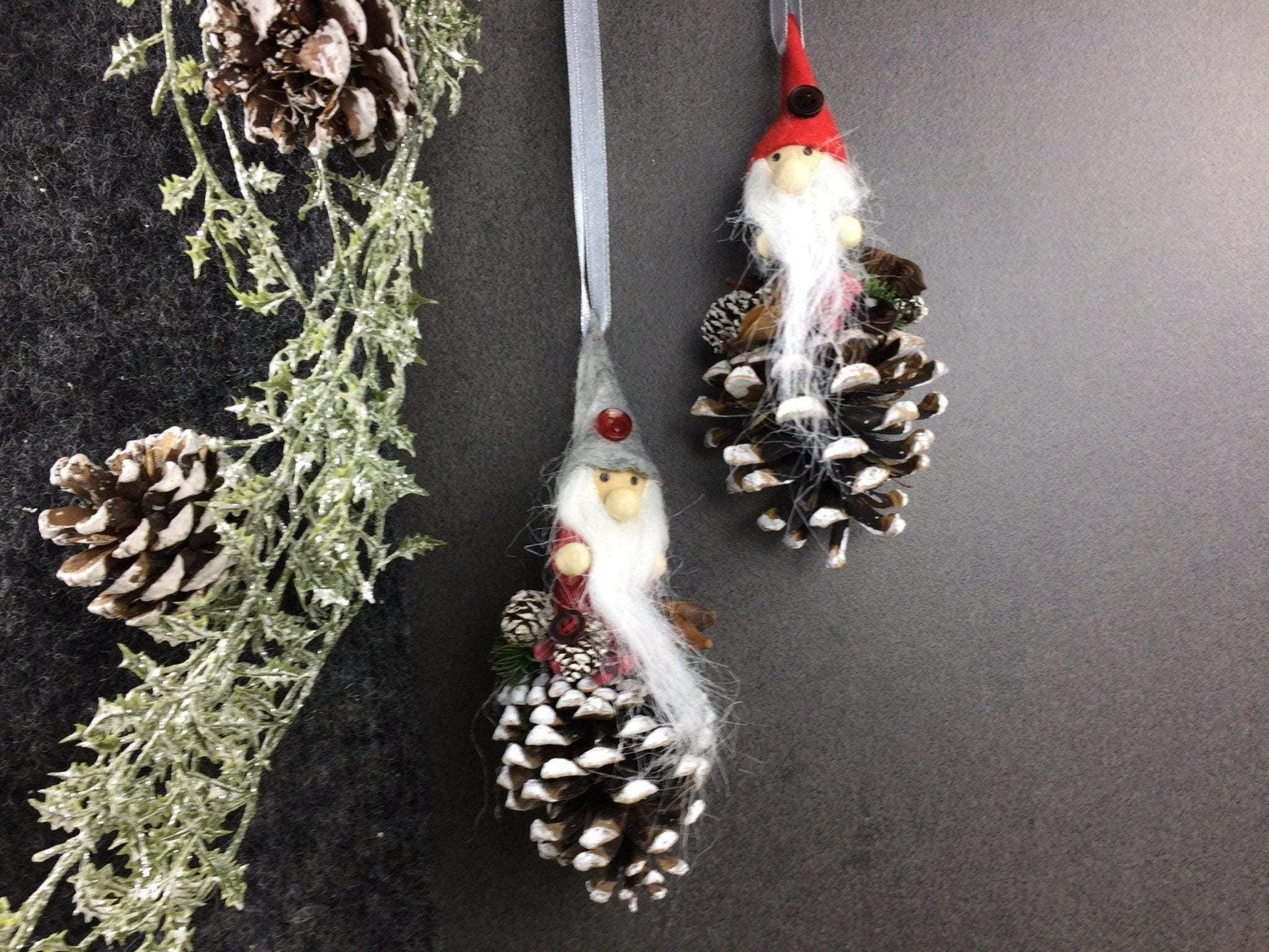 Wichtel 2er Set! Advent Fenster Fensterschmuck Fensterdeko Deko Weihnachten Wichtel Zapfen Wachszapfen – handgemacht aus Seiden- und Kunstblumen, langlebig & pflegeleicht von SarahsFlowerStudio