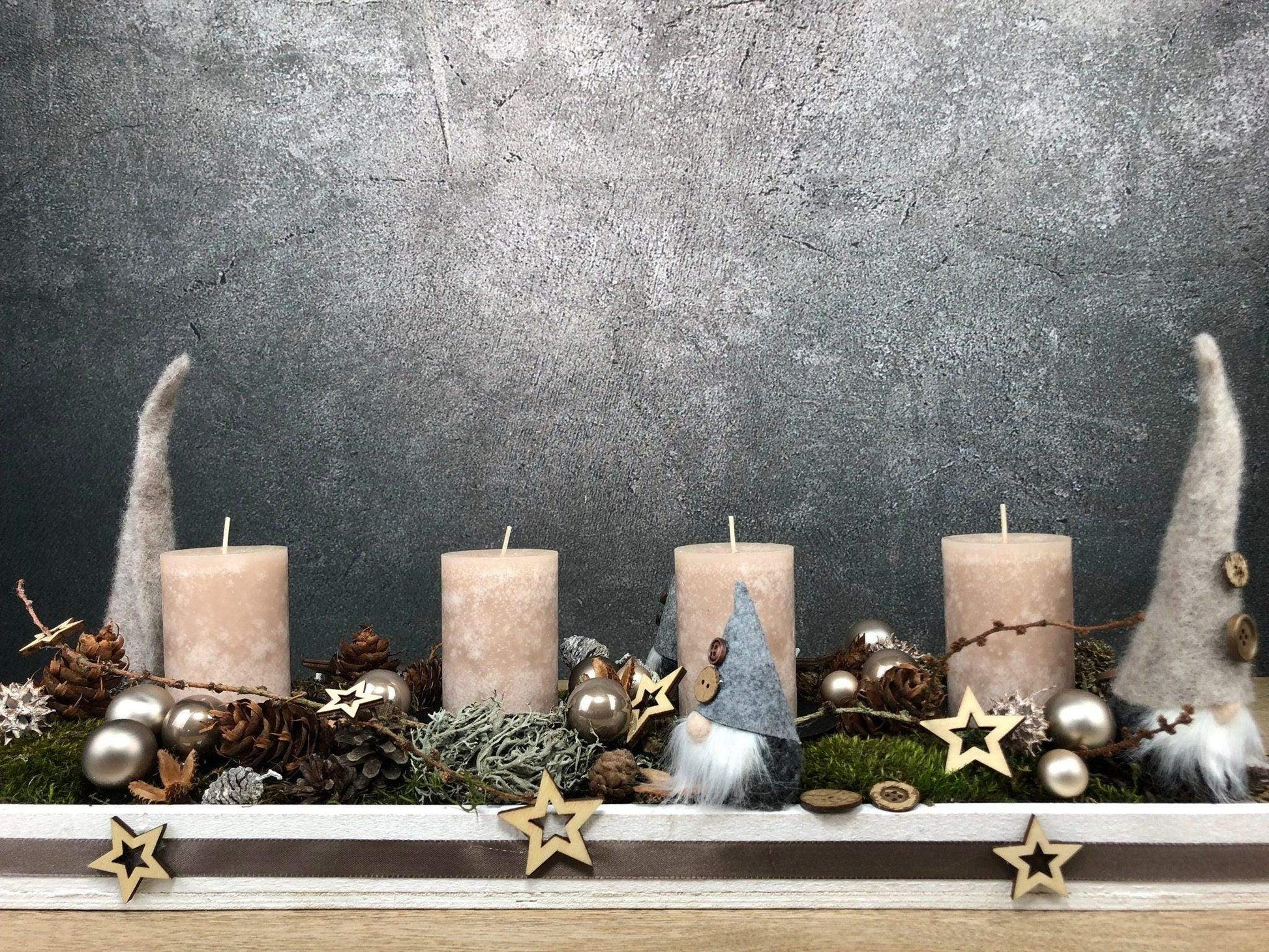 Adventskranz Adventskalender Wichtel Modern länglich Tablett in zwei verschiedenen Größen L und XL – handgemacht aus Seiden- und Kunstblumen, langlebig & pflegeleicht von SarahsFlowerStudio