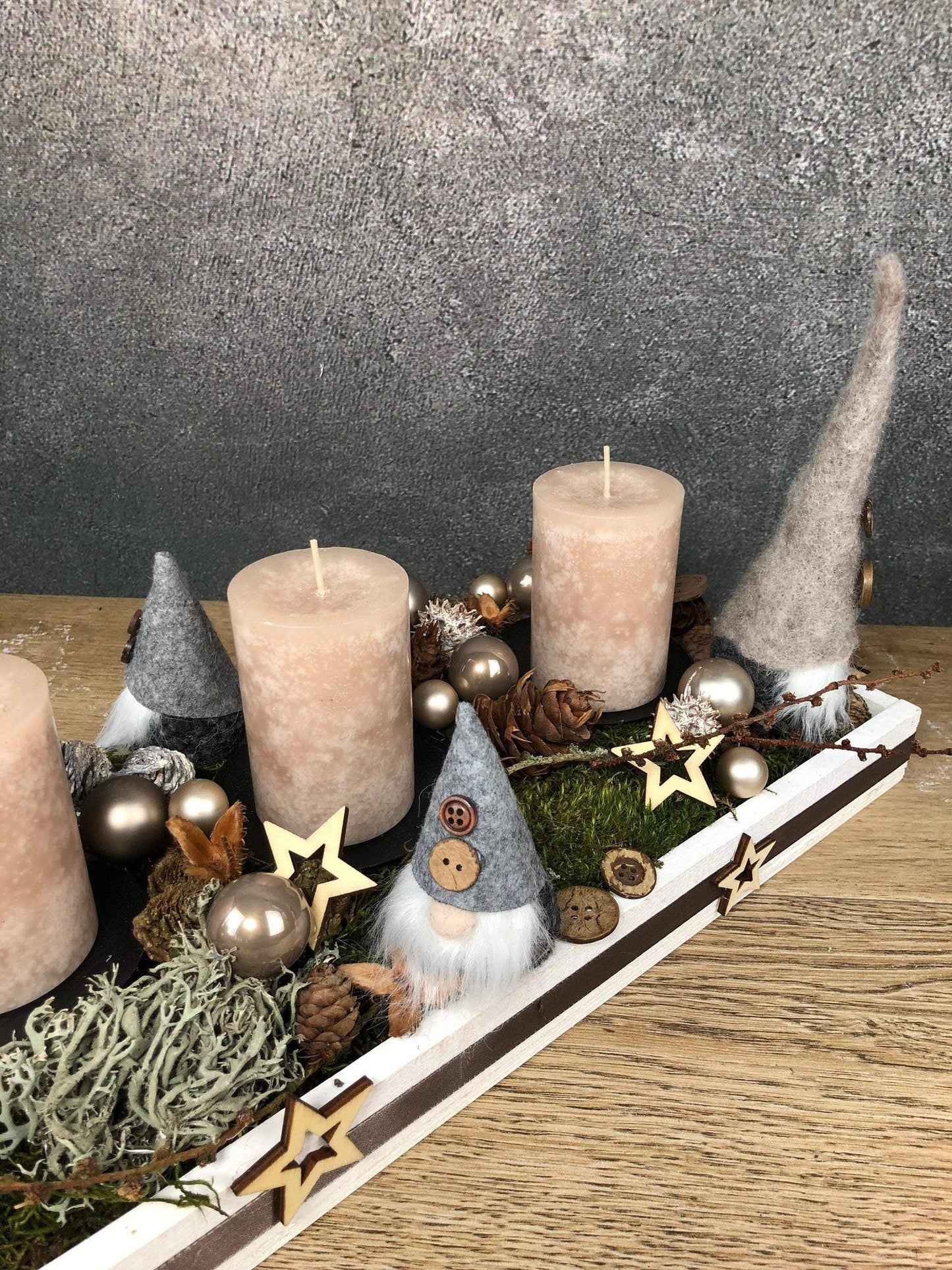 Adventskranz Adventskalender Wichtel Modern länglich Tablett in zwei verschiedenen Größen L und XL – handgemacht aus Seiden- und Kunstblumen, langlebig & pflegeleicht von SarahsFlowerStudio