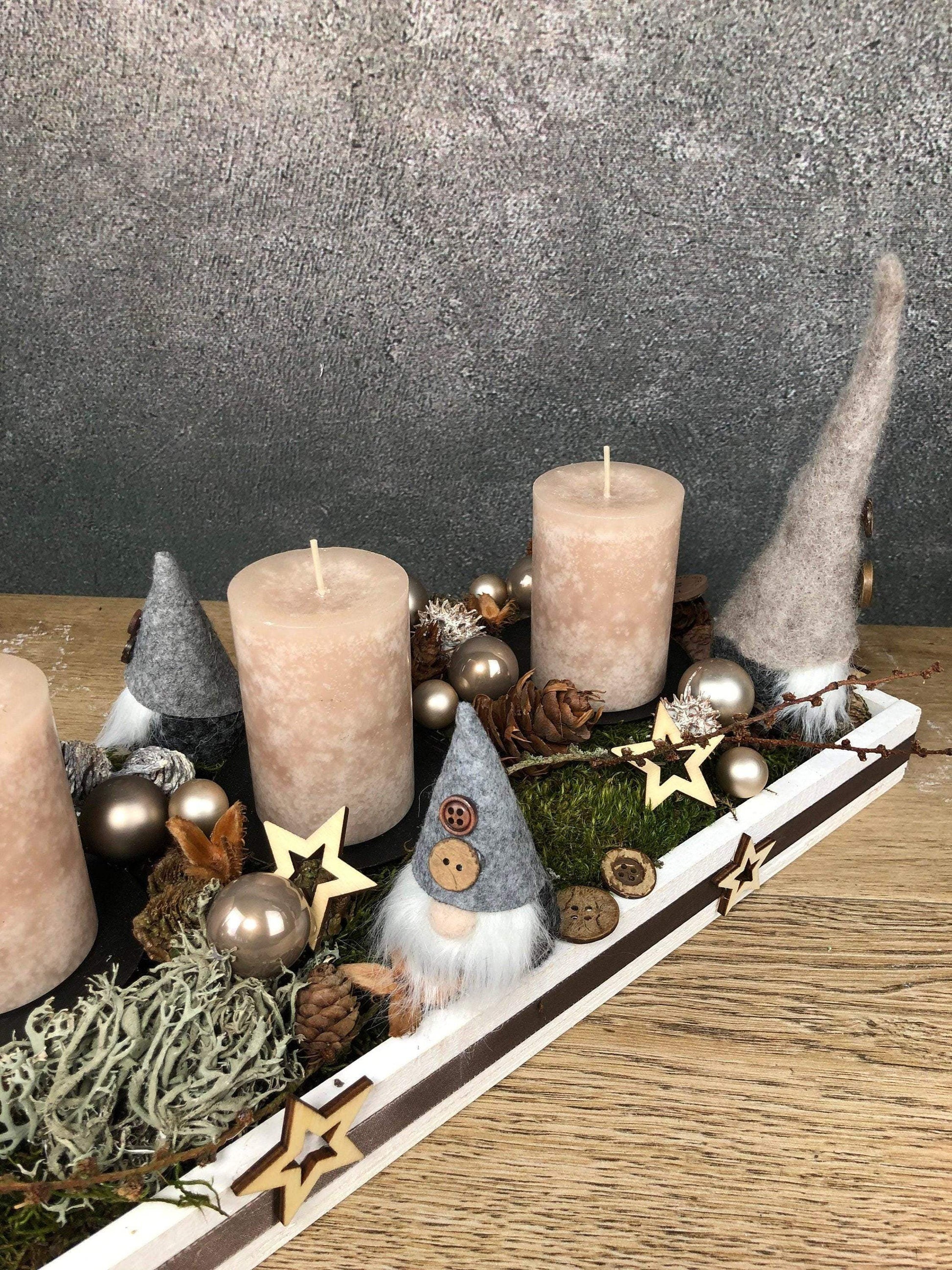 Adventskranz Adventskalender Wichtel Modern länglich Tablett in zwei verschiedenen Größen L und XL – handgemacht aus Seiden- und Kunstblumen, langlebig & pflegeleicht von SarahsFlowerStudio