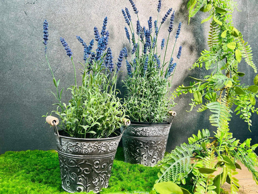 Lavendel Lavendelpflanze Lavendelbusch Topf Metalltopf Eimer Metalleimer Pflanze Künstlich Kunstblumen Faux Flower – handgemacht aus Seiden- und Kunstblumen, langlebig & pflegeleicht von SarahsFlowerStudio