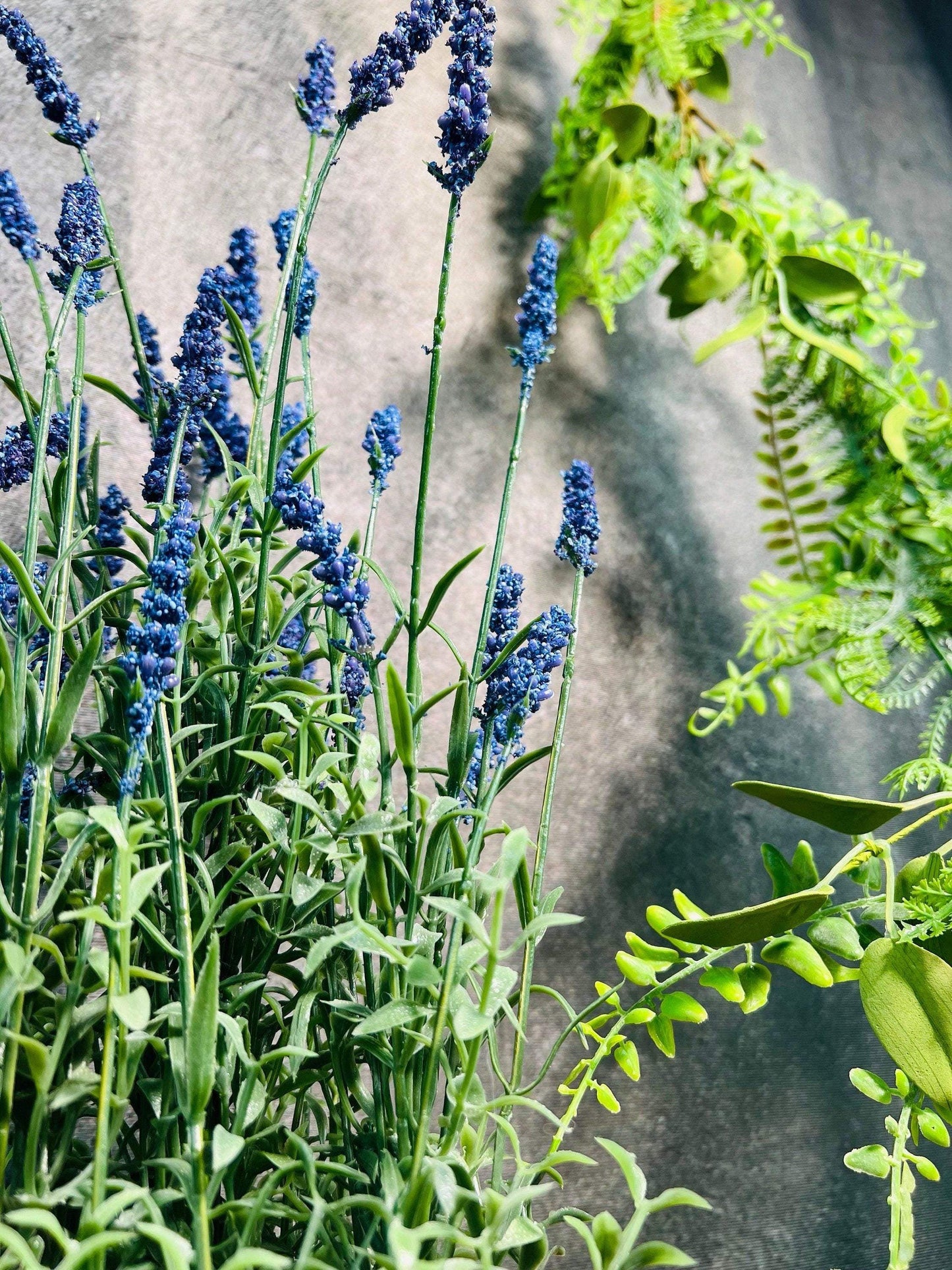Lavendel Lavendelpflanze Lavendelbusch Topf Metalltopf Eimer Metalleimer Pflanze Künstlich Kunstblumen Faux Flower – handgemacht aus Seiden- und Kunstblumen, langlebig & pflegeleicht von SarahsFlowerStudio