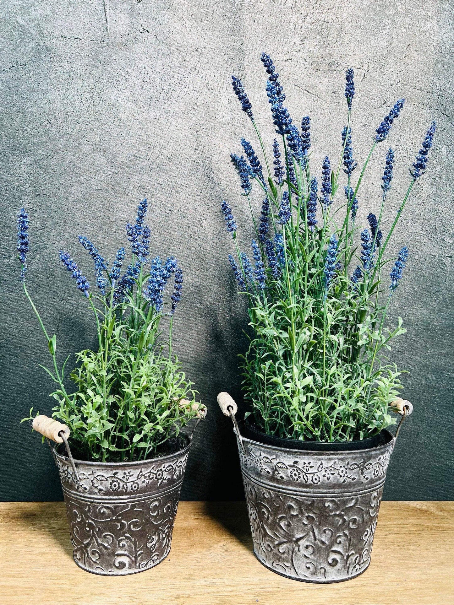 Lavendel Lavendelpflanze Lavendelbusch Topf Metalltopf Eimer Metalleimer Pflanze Künstlich Kunstblumen Faux Flower – handgemacht aus Seiden- und Kunstblumen, langlebig & pflegeleicht von SarahsFlowerStudio