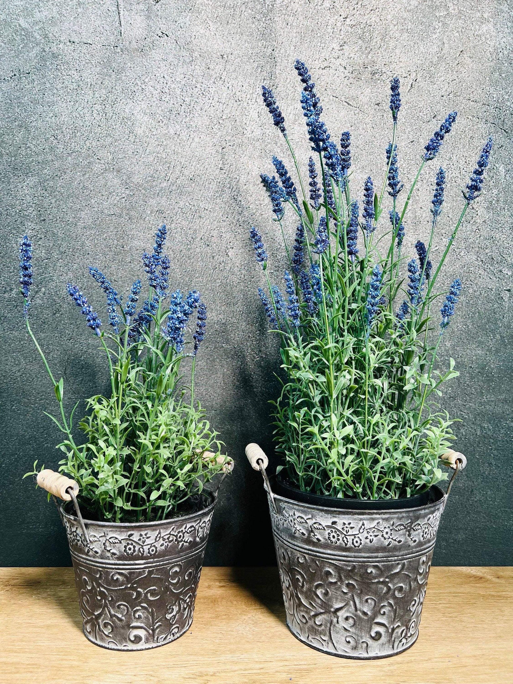 Lavendel Lavendelpflanze Lavendelbusch Topf Metalltopf Eimer Metalleimer Pflanze Künstlich Kunstblumen Faux Flower – handgemacht aus Seiden- und Kunstblumen, langlebig & pflegeleicht von SarahsFlowerStudio