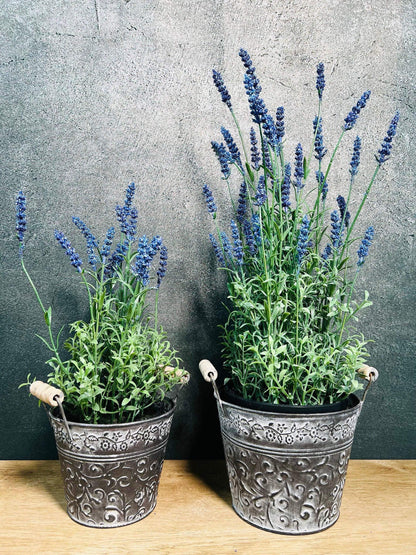 Lavendel Lavendelpflanze Lavendelbusch Topf Metalltopf Eimer Metalleimer Pflanze Künstlich Kunstblumen Faux Flower – handgemacht aus Seiden- und Kunstblumen, langlebig & pflegeleicht von SarahsFlowerStudio