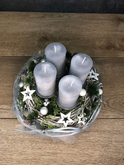 Adventskranz Adventskalender Filz Kugeln Sterne Moos Zedern mehrjährig rund – handgemacht aus Seiden- und Kunstblumen, langlebig & pflegeleicht von SarahsFlowerStudio