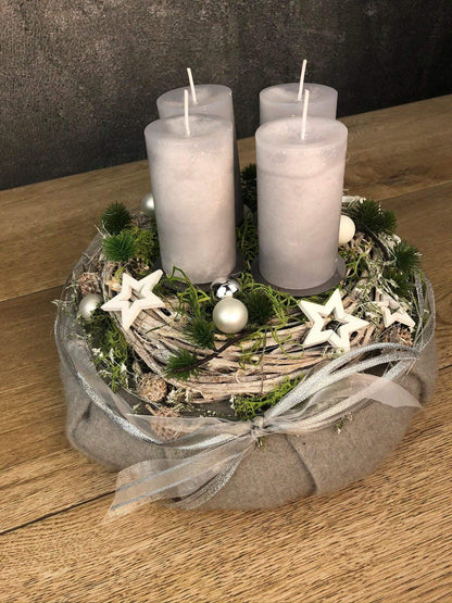 Adventskranz Adventskalender Filz Kugeln Sterne Moos Zedern mehrjährig rund – handgemacht aus Seiden- und Kunstblumen, langlebig & pflegeleicht von SarahsFlowerStudio