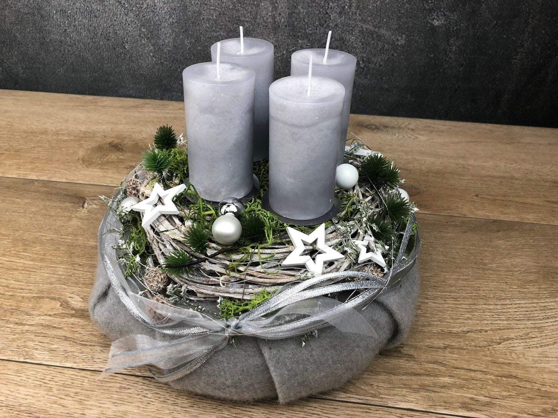 Adventskranz Adventskalender Filz Kugeln Sterne Moos Zedern mehrjährig rund – handgemacht aus Seiden- und Kunstblumen, langlebig & pflegeleicht von SarahsFlowerStudio