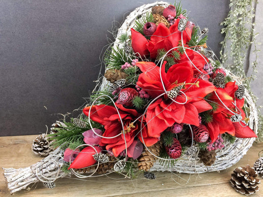 Grabgesteck Grabschmuck Amaryllis Herz 45cm Grabdekoration Grabschmuck Exoten Tannen Zapfen Amaryllis – handgemacht aus Seiden- und Kunstblumen, langlebig & pflegeleicht von SarahsFlowerStudio