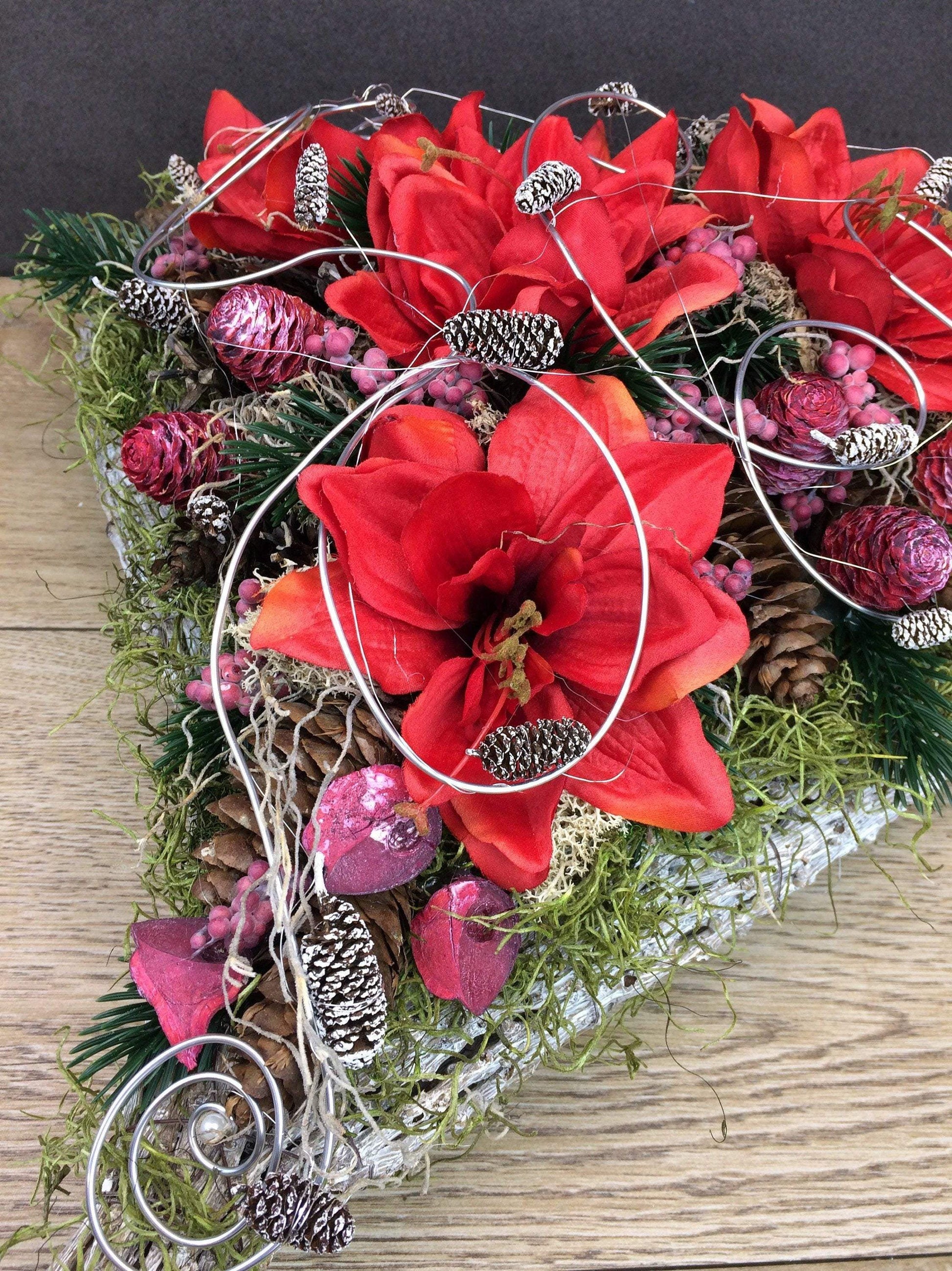 Grabgesteck Grabschmuck Amaryllis Herz 45cm Grabdekoration Grabschmuck Exoten Tannen Zapfen Amaryllis – handgemacht aus Seiden- und Kunstblumen, langlebig & pflegeleicht von SarahsFlowerStudio