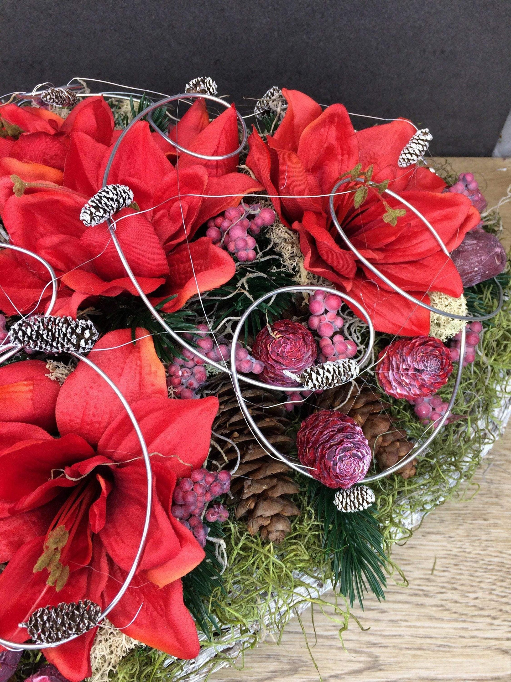 Grabgesteck Grabschmuck Amaryllis Herz 45cm Grabdekoration Grabschmuck Exoten Tannen Zapfen Amaryllis – handgemacht aus Seiden- und Kunstblumen, langlebig & pflegeleicht von SarahsFlowerStudio