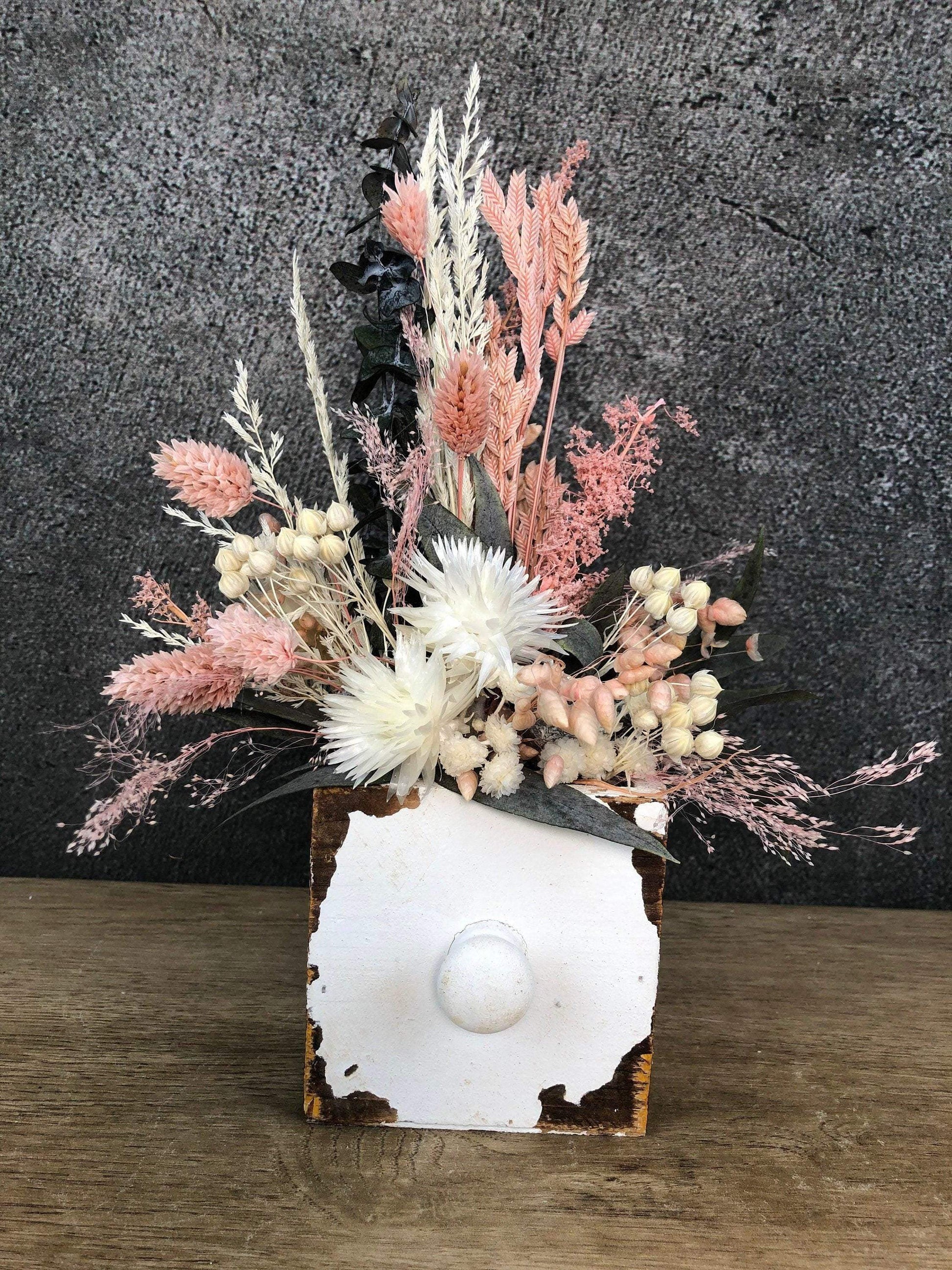 Tischdeko Blumen Tischgesteck Kerze Schublade Gräser Trockenblumen Trockenmaterial Natur natürlich dried bouquet dried Flowers – handgemacht aus Seiden- und Kunstblumen, langlebig & pflegeleicht von SarahsFlowerStudio