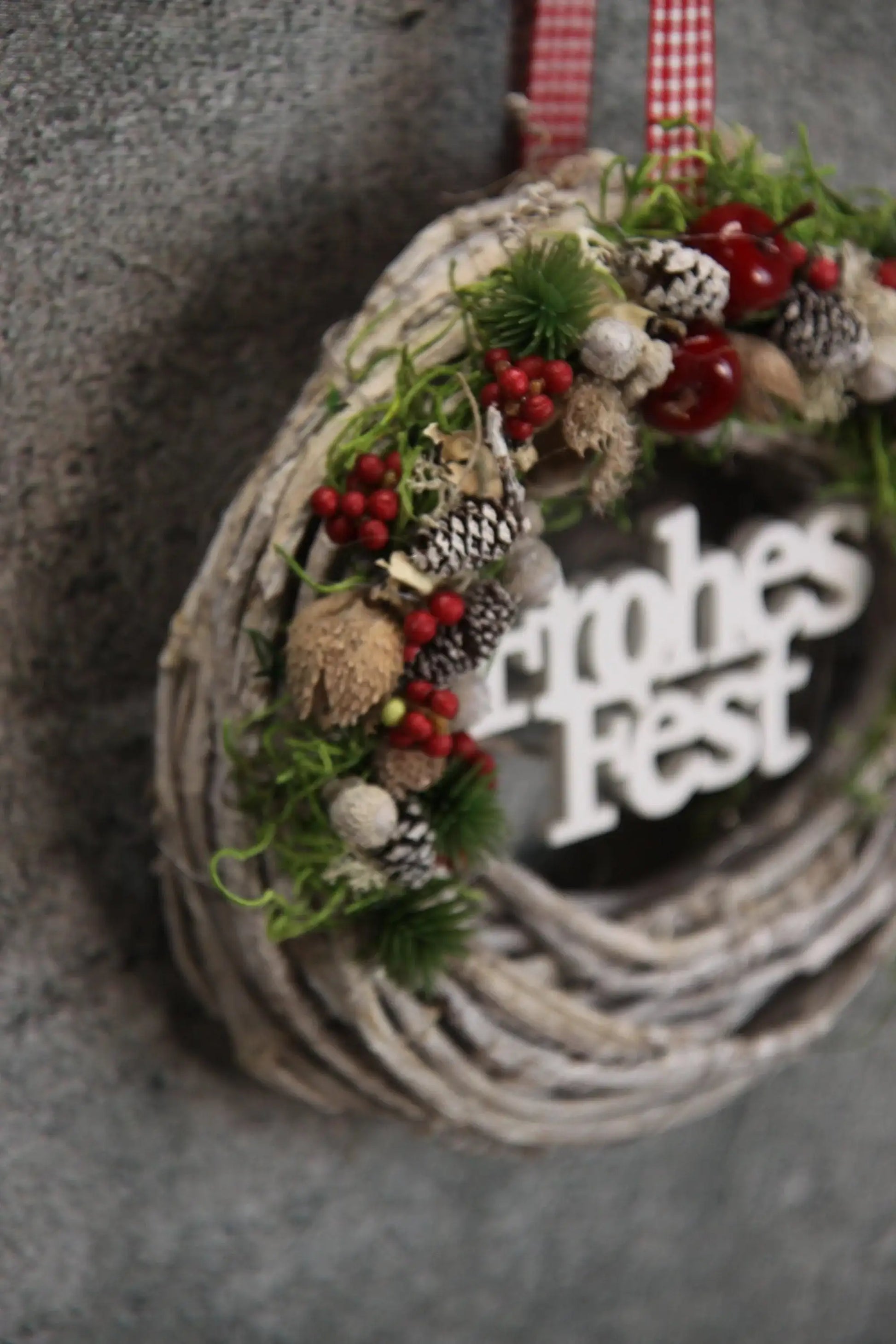 Türkranz Frohes Fest Türschmuck Weihnachten Weidenkranz Zapfen Kugeln Stern Apfel Knöpfe Tanne Band Modern – handgemacht aus Seiden- und Kunstblumen, langlebig & pflegeleicht von SarahsFlowerStudio