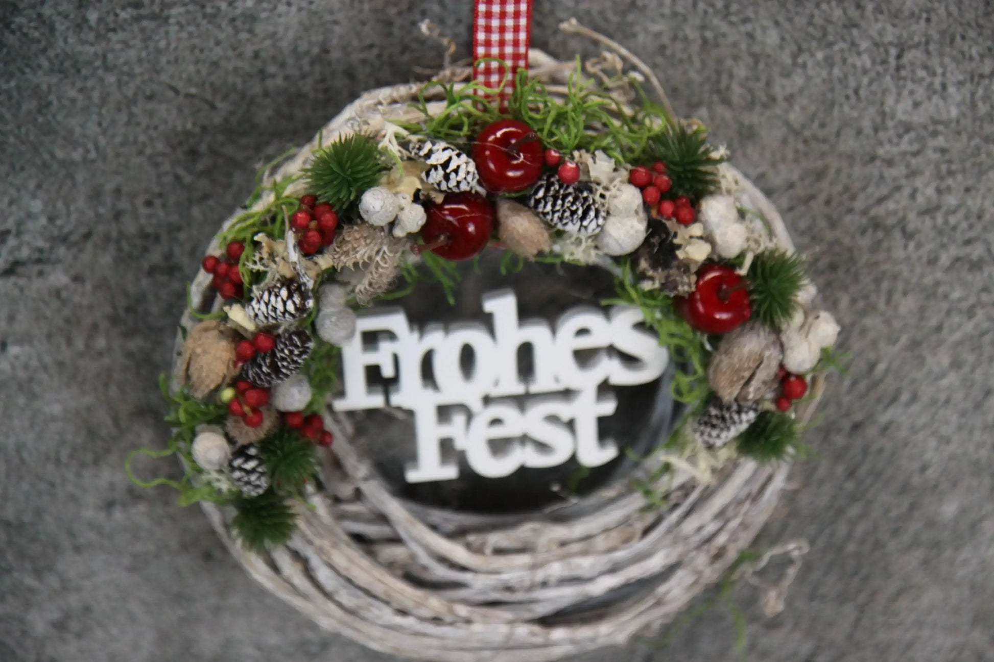 Türkranz Frohes Fest Türschmuck Weihnachten Weidenkranz Zapfen Kugeln Stern Apfel Knöpfe Tanne Band Modern – handgemacht aus Seiden- und Kunstblumen, langlebig & pflegeleicht von SarahsFlowerStudio