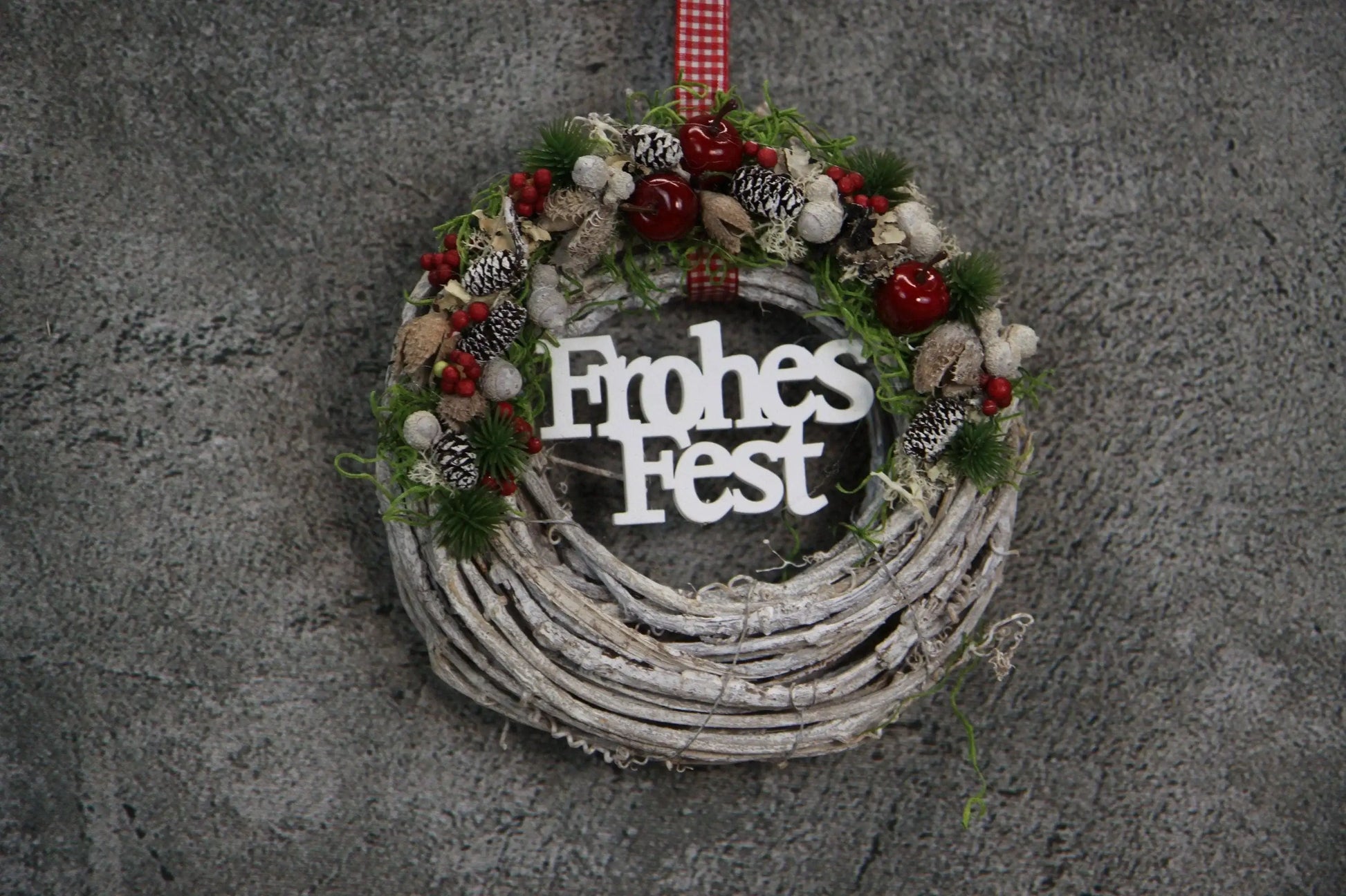 Türkranz Frohes Fest Türschmuck Weihnachten Weidenkranz Zapfen Kugeln Stern Apfel Knöpfe Tanne Band Modern – handgemacht aus Seiden- und Kunstblumen, langlebig & pflegeleicht von SarahsFlowerStudio