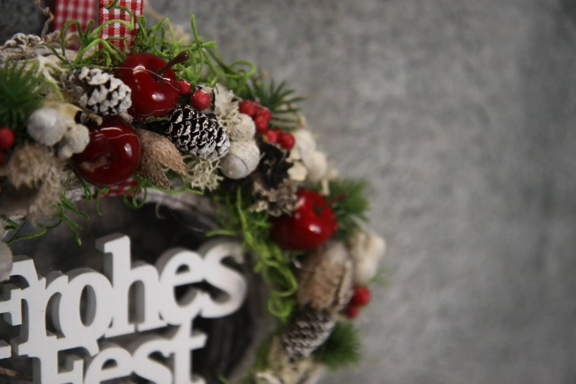 Türkranz Frohes Fest Türschmuck Weihnachten Weidenkranz Zapfen Kugeln Stern Apfel Knöpfe Tanne Band Modern – handgemacht aus Seiden- und Kunstblumen, langlebig & pflegeleicht von SarahsFlowerStudio