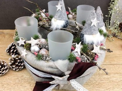 Adventskranz Adventskalender Wichtel Kerze Glas Gläser Stern Spitzenband Beeren Zapfen – handgemacht aus Seiden- und Kunstblumen, langlebig & pflegeleicht von SarahsFlowerStudio