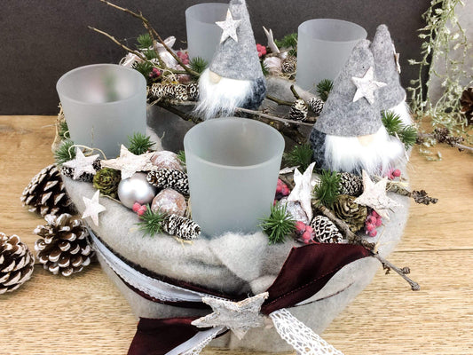 Adventskranz Adventskalender Wichtel Kerze Glas Gläser Stern Spitzenband Beeren Zapfen – handgemacht aus Seiden- und Kunstblumen, langlebig & pflegeleicht von SarahsFlowerStudio