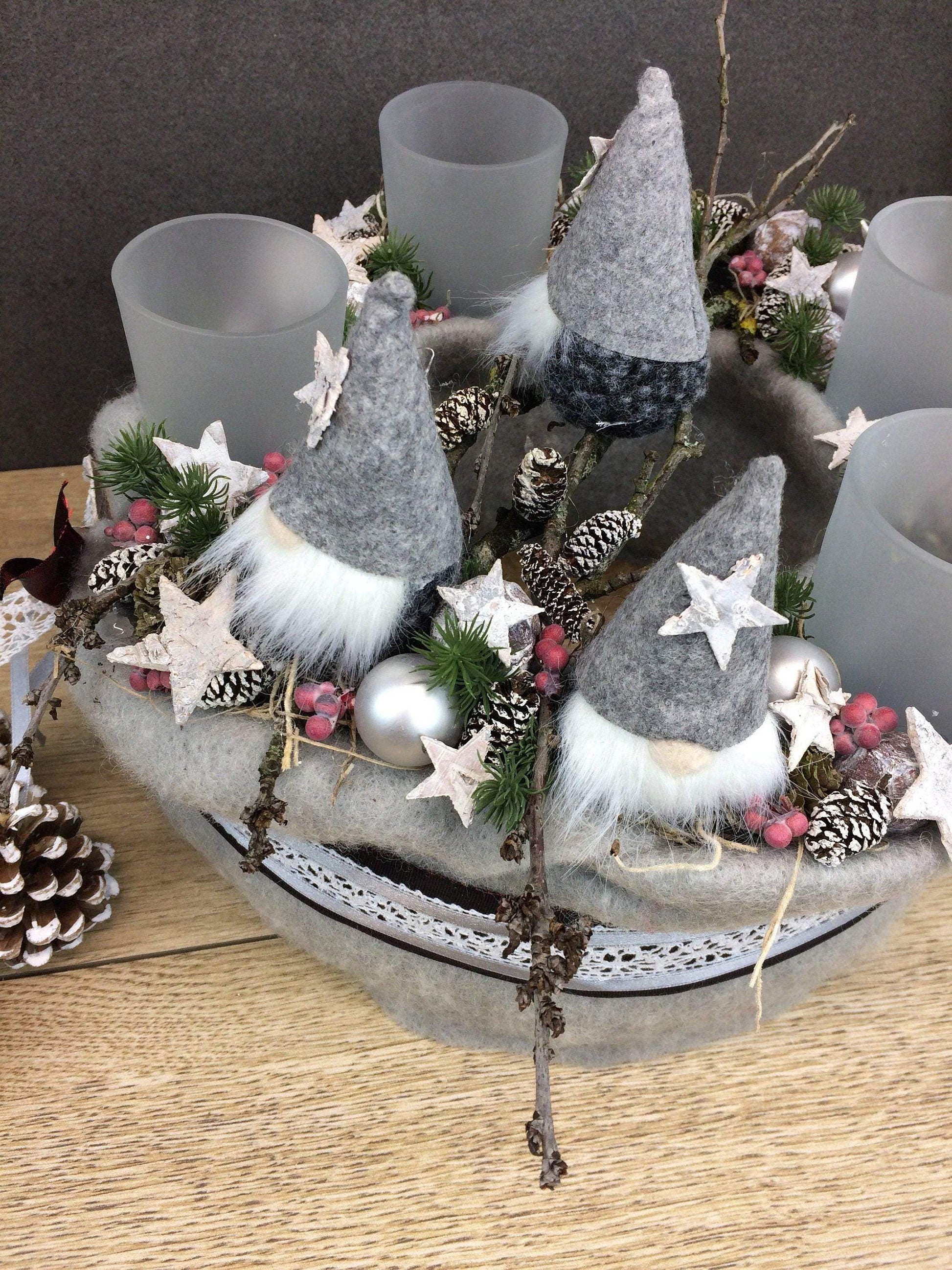 Adventskranz Adventskalender Wichtel Kerze Glas Gläser Stern Spitzenband Beeren Zapfen – handgemacht aus Seiden- und Kunstblumen, langlebig & pflegeleicht von SarahsFlowerStudio