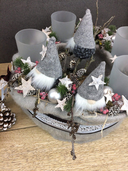 Adventskranz Adventskalender Wichtel Kerze Glas Gläser Stern Spitzenband Beeren Zapfen – handgemacht aus Seiden- und Kunstblumen, langlebig & pflegeleicht von SarahsFlowerStudio