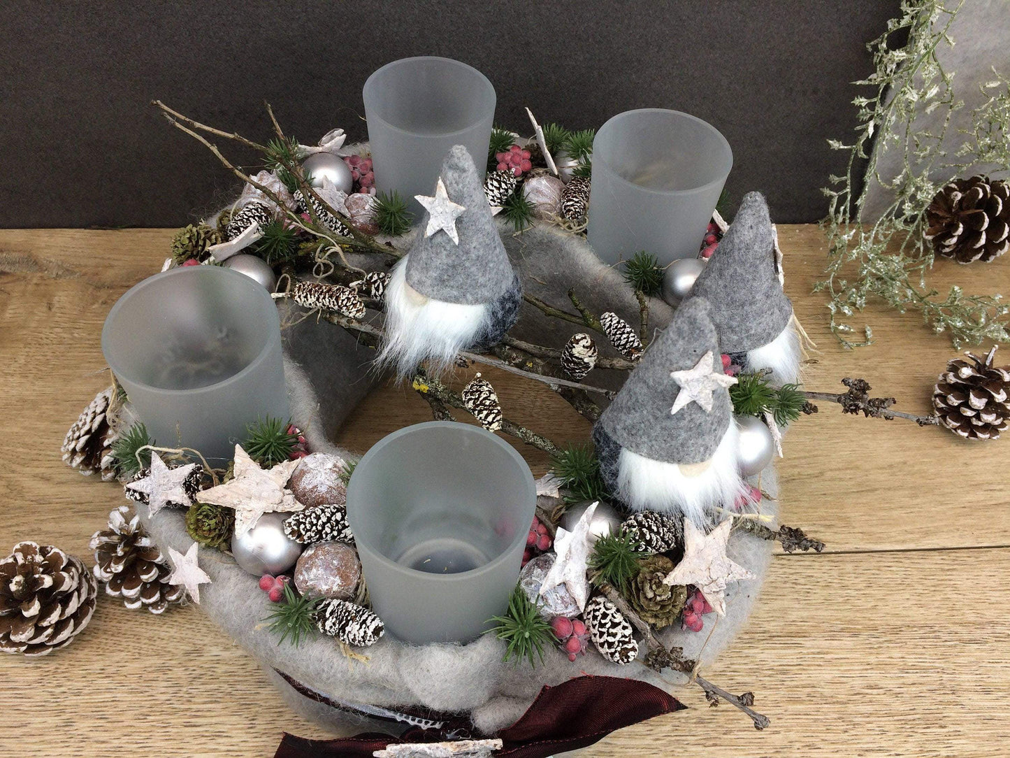 Adventskranz Adventskalender Wichtel Kerze Glas Gläser Stern Spitzenband Beeren Zapfen – handgemacht aus Seiden- und Kunstblumen, langlebig & pflegeleicht von SarahsFlowerStudio