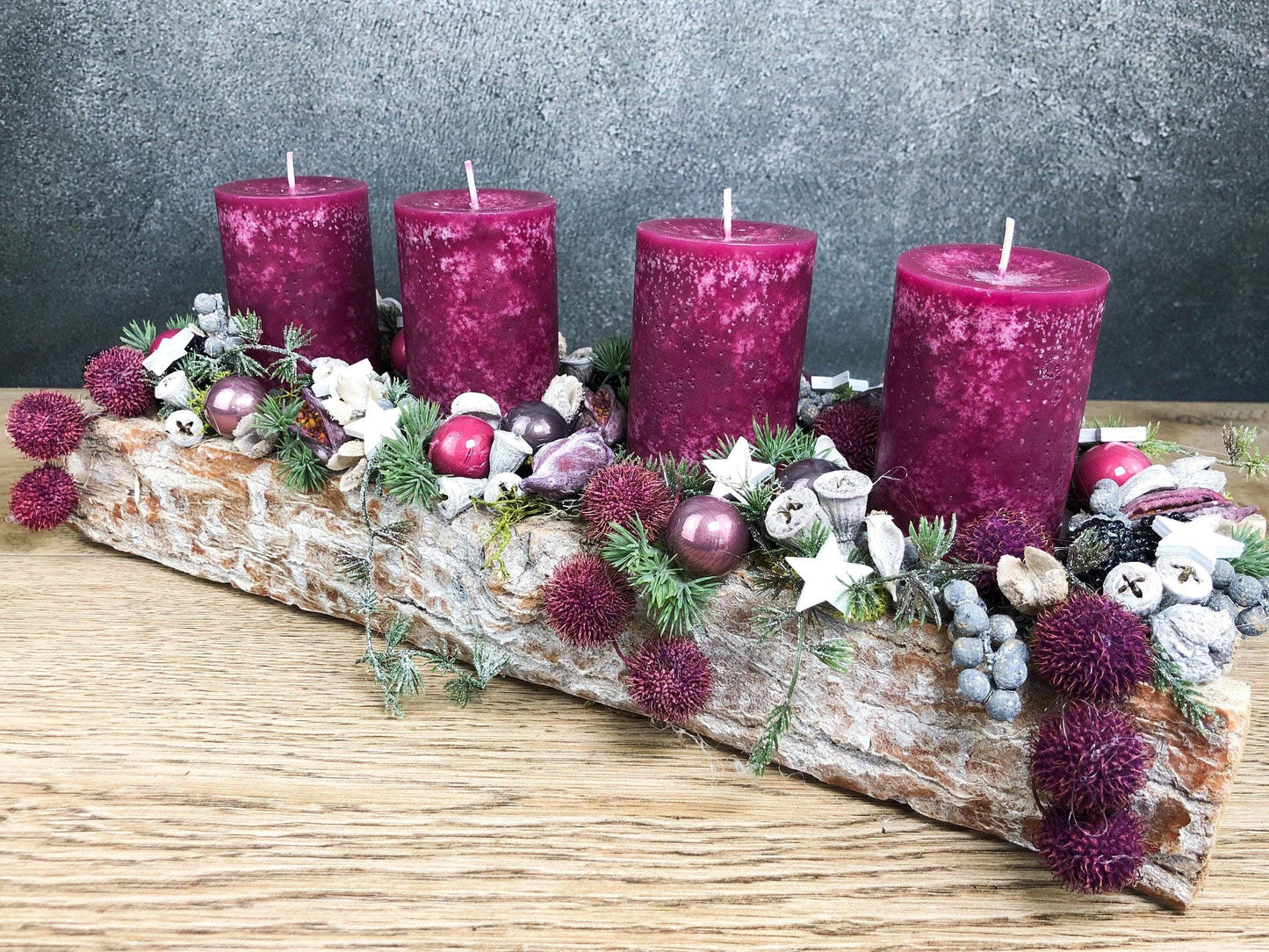 Adventskranz Adventskalender Modern Länglich Beere Erika Sterne Eicheln Zapfen – handgemacht aus Seiden- und Kunstblumen, langlebig & pflegeleicht von SarahsFlowerStudio