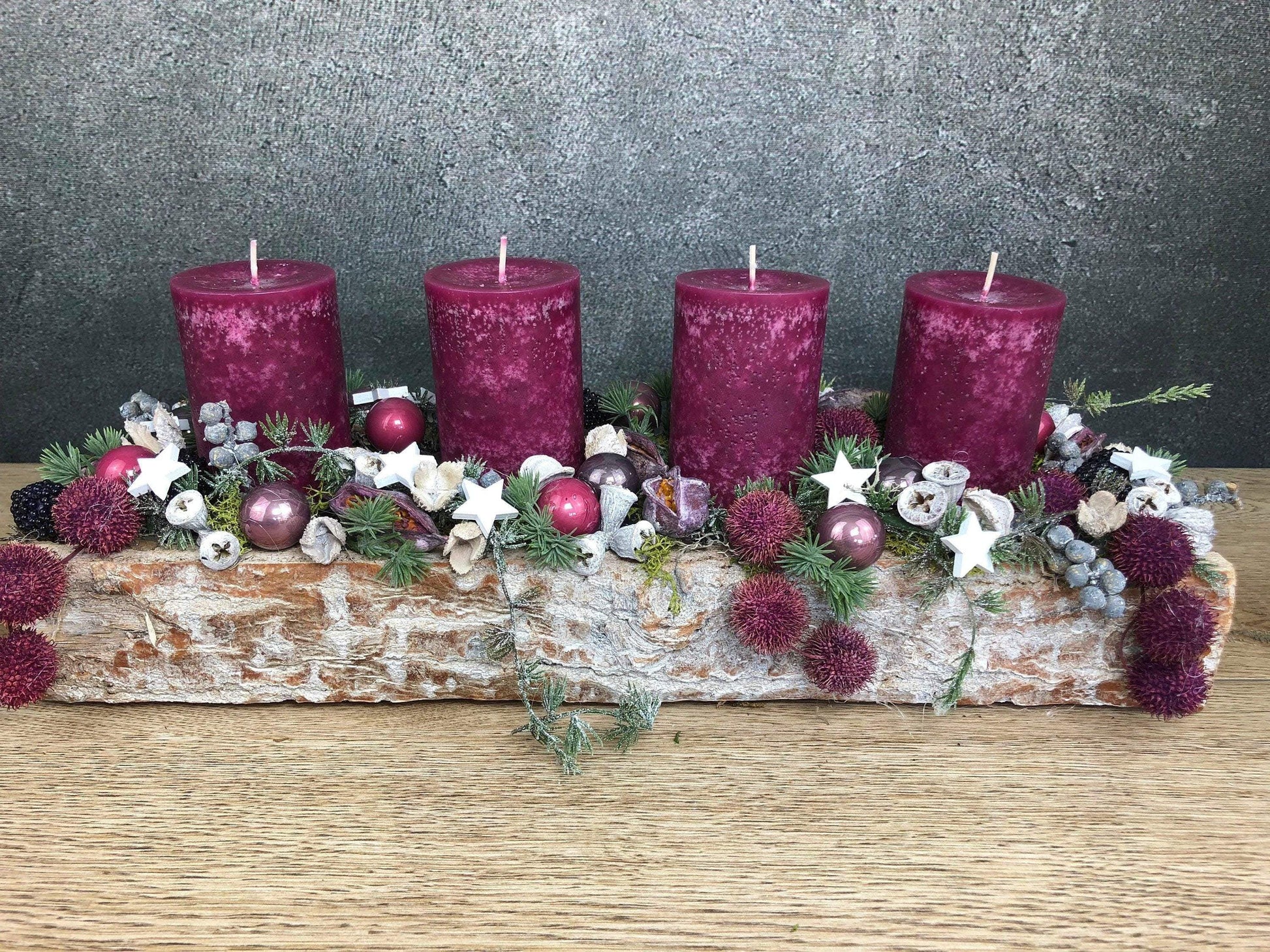 Adventskranz Adventskalender Modern Länglich Beere Erika Sterne Eicheln Zapfen – handgemacht aus Seiden- und Kunstblumen, langlebig & pflegeleicht von SarahsFlowerStudio