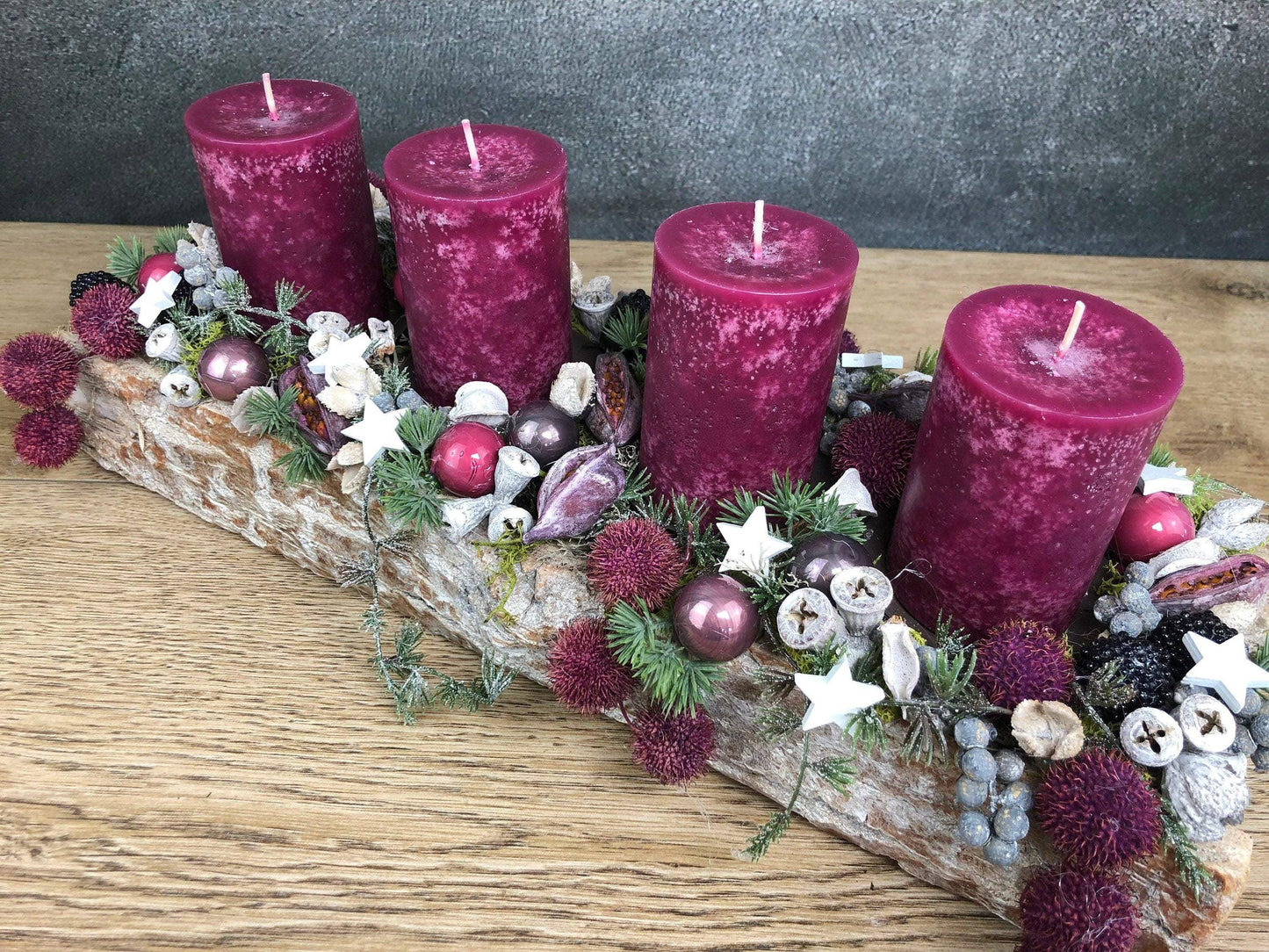 Adventskranz Adventskalender Modern Länglich Beere Erika Sterne Eicheln Zapfen – handgemacht aus Seiden- und Kunstblumen, langlebig & pflegeleicht von SarahsFlowerStudio
