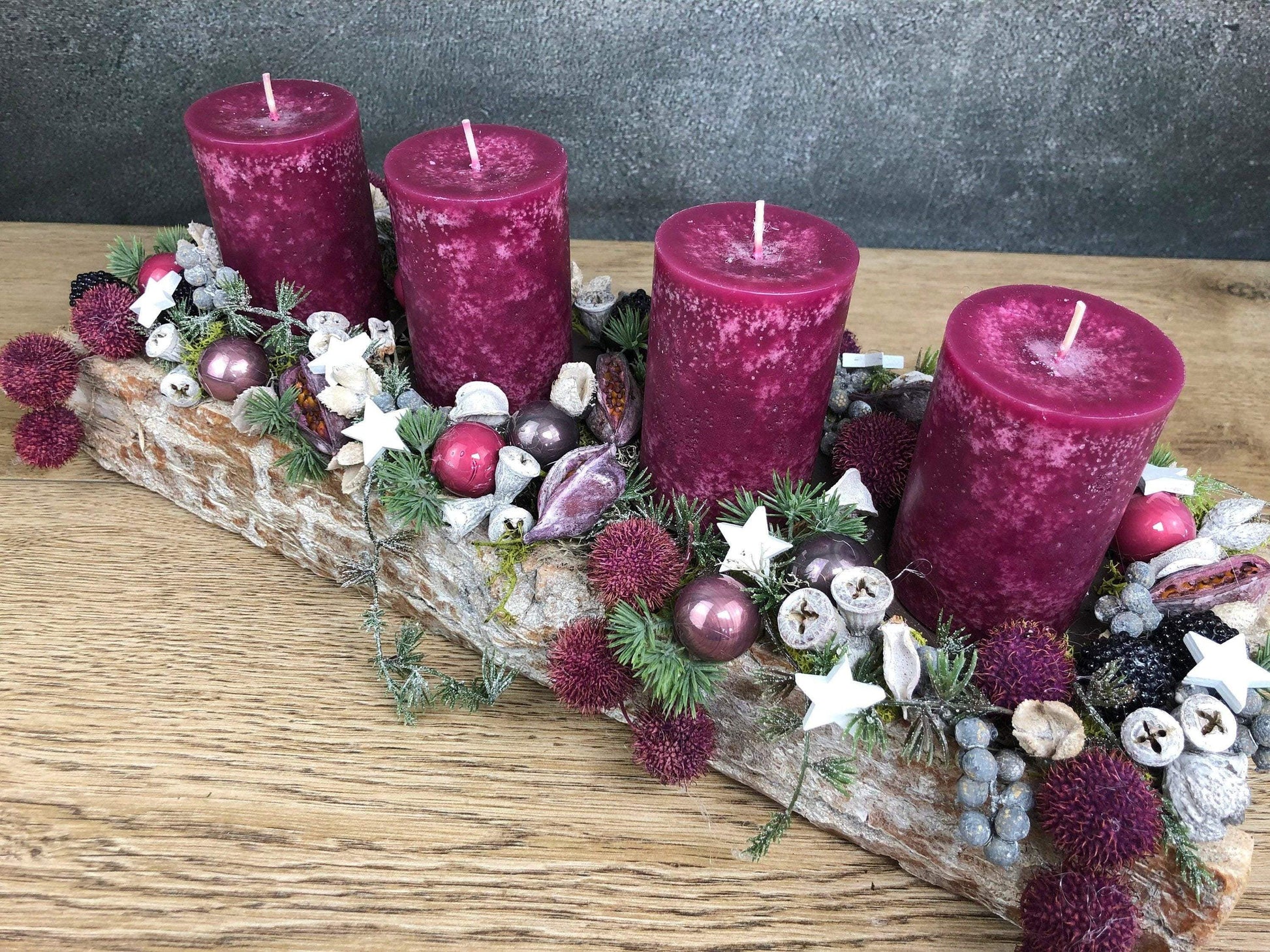 Adventskranz Adventskalender Modern Länglich Beere Erika Sterne Eicheln Zapfen – handgemacht aus Seiden- und Kunstblumen, langlebig & pflegeleicht von SarahsFlowerStudio