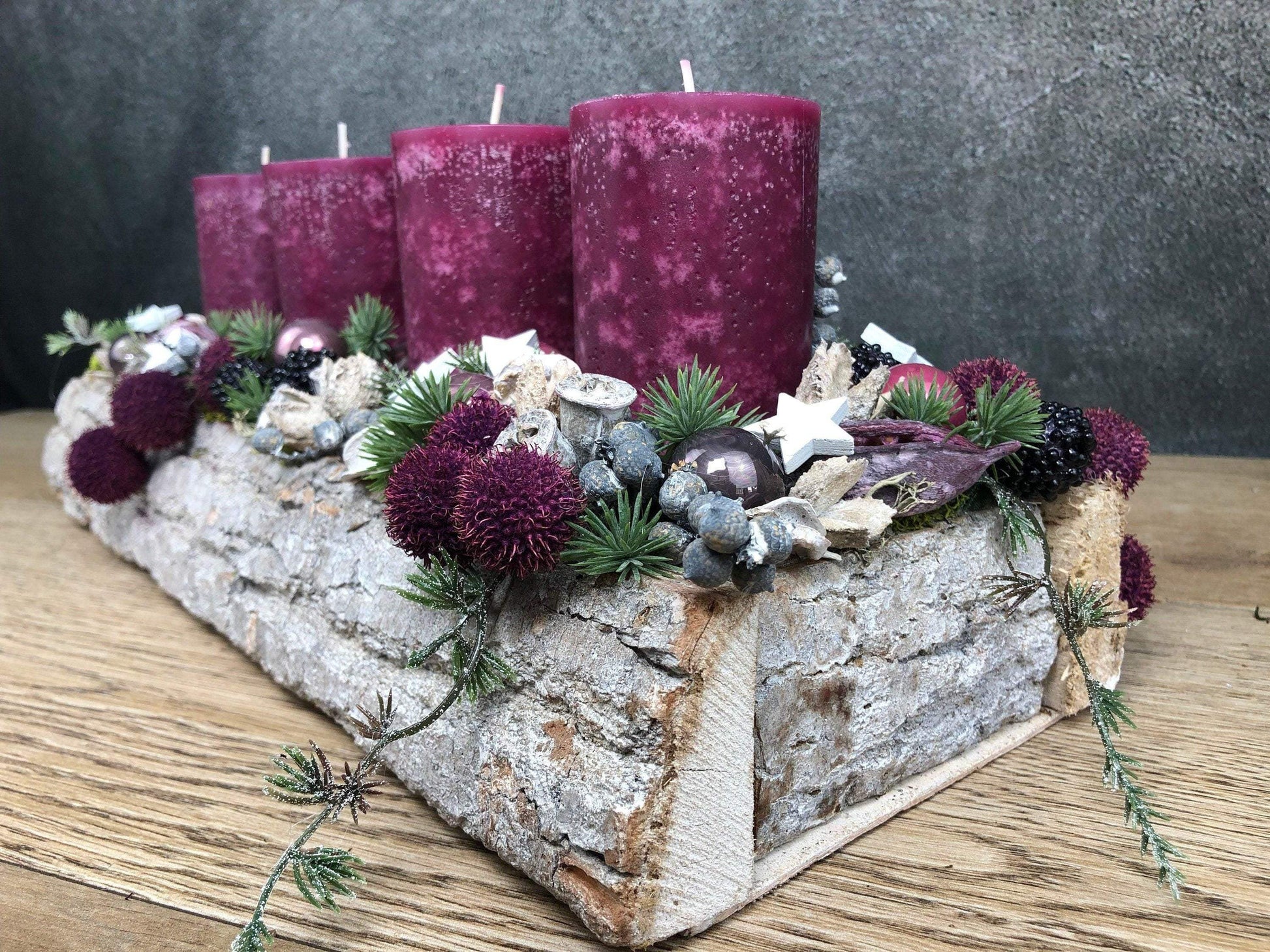 Adventskranz Adventskalender Modern Länglich Beere Erika Sterne Eicheln Zapfen – handgemacht aus Seiden- und Kunstblumen, langlebig & pflegeleicht von SarahsFlowerStudio