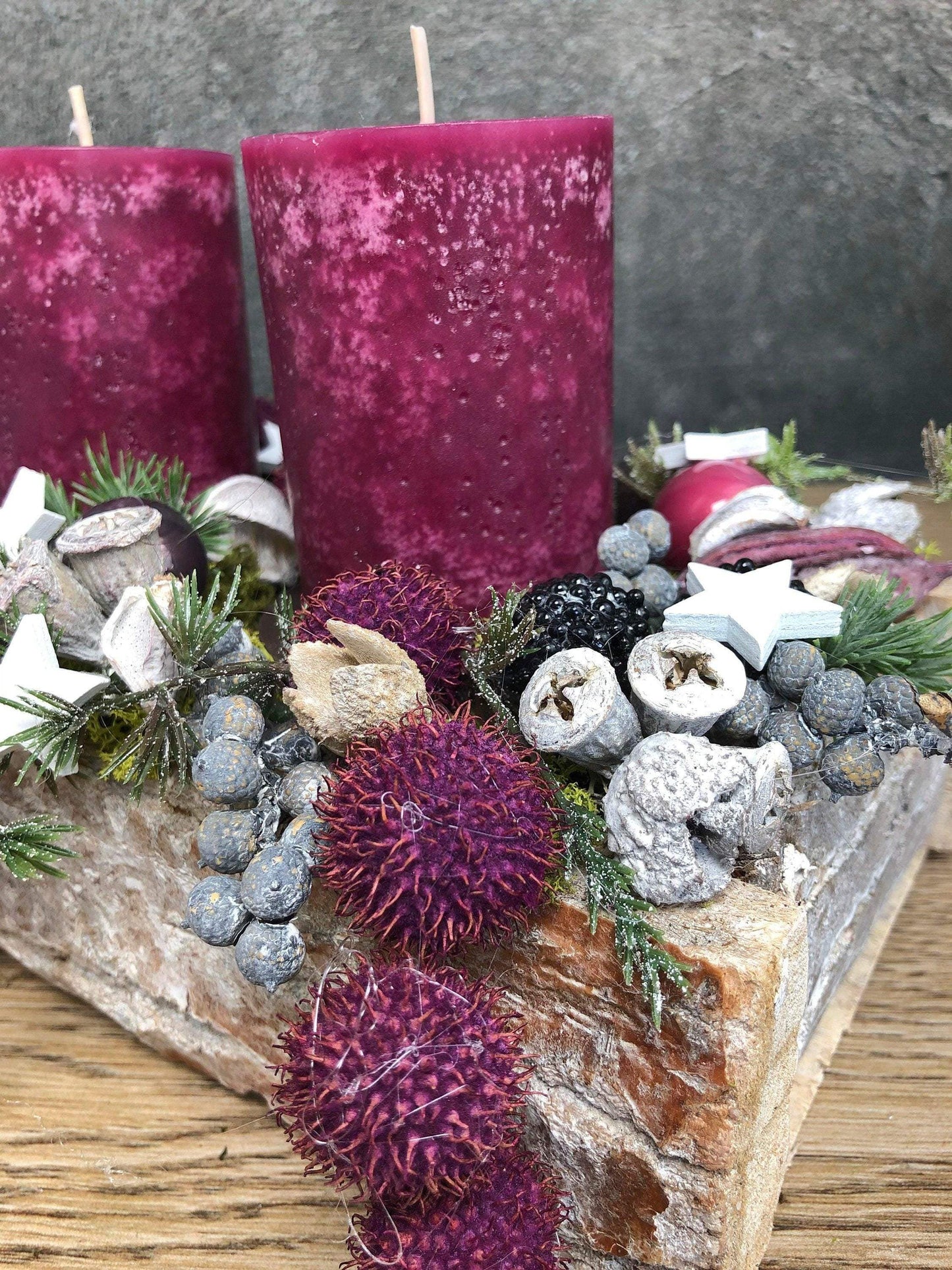 Adventskranz Adventskalender Modern Länglich Beere Erika Sterne Eicheln Zapfen – handgemacht aus Seiden- und Kunstblumen, langlebig & pflegeleicht von SarahsFlowerStudio