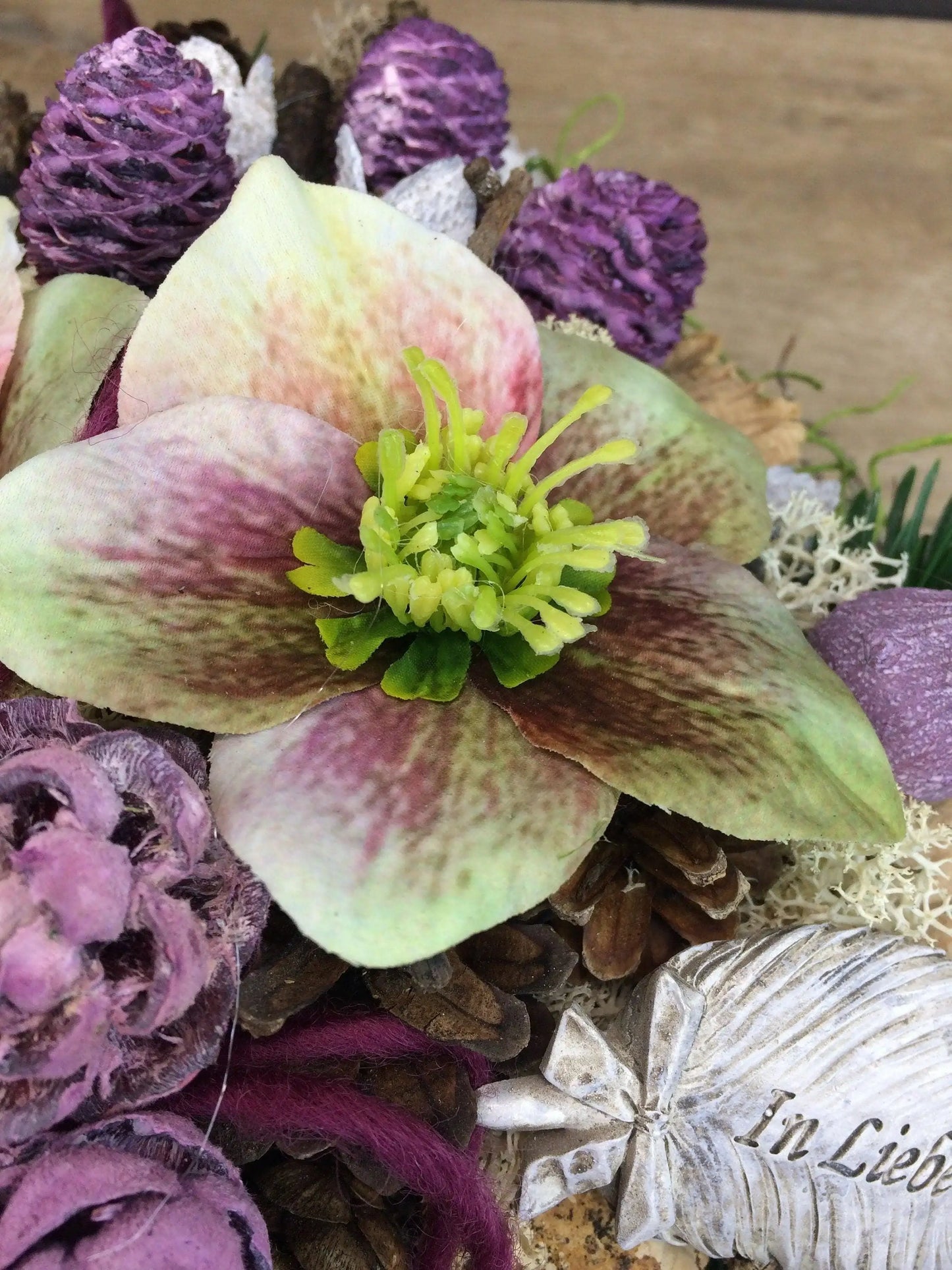 Grabgesteck Grabschmuck Herz Christrose Farbwunsch Exoten Tanne Zapfen Hutzeln Allerheiligen Filzschnur Christrosen Grabdeko Grabdekoration – handgemacht aus Seiden- und Kunstblumen, langlebig & pflegeleicht von SarahsFlowerStudio