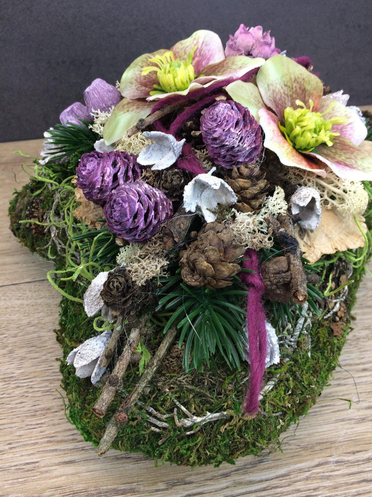 Grabgesteck Grabschmuck Herz Christrose Farbwunsch Exoten Tanne Zapfen Hutzeln Allerheiligen Filzschnur Christrosen Grabdeko Grabdekoration – handgemacht aus Seiden- und Kunstblumen, langlebig & pflegeleicht von SarahsFlowerStudio