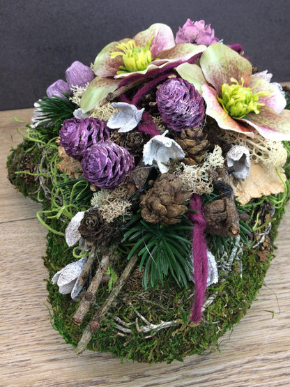 Grabgesteck Grabschmuck Herz Christrose Farbwunsch Exoten Tanne Zapfen Hutzeln Allerheiligen Filzschnur Christrosen Grabdeko Grabdekoration – handgemacht aus Seiden- und Kunstblumen, langlebig & pflegeleicht von SarahsFlowerStudio