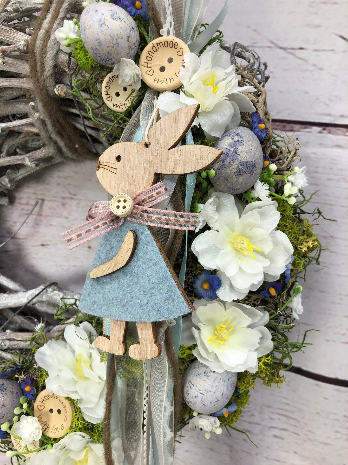 Osterkranz mit Hasen, Eiern & Schleierkraut – Türkranz Frühling Seidenblumen – Türkranz – SarahsFlowerStudio
