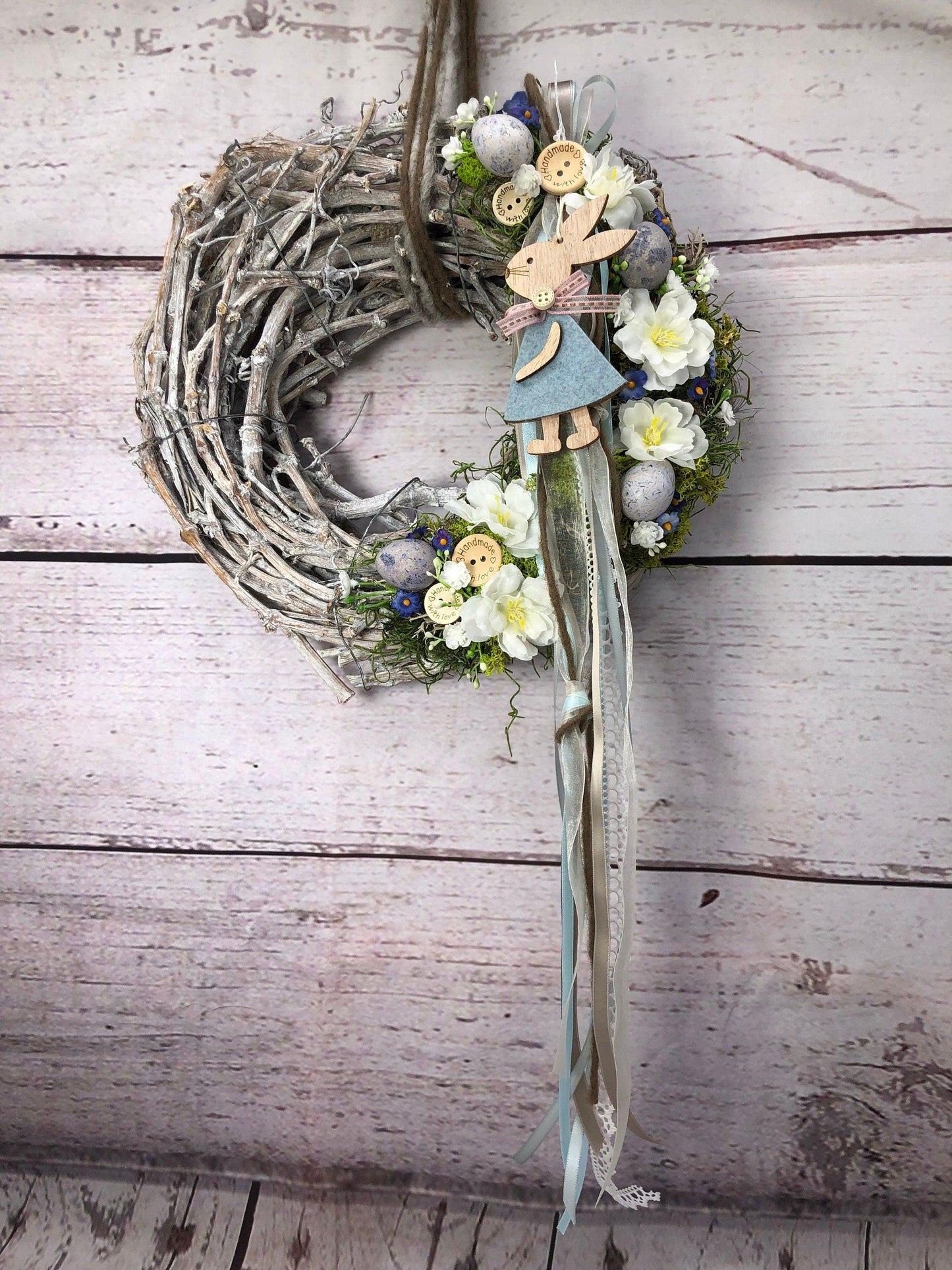 Osterkranz mit Hasen, Eiern & Schleierkraut – Türkranz Frühling Seidenblumen – Türkranz – SarahsFlowerStudio