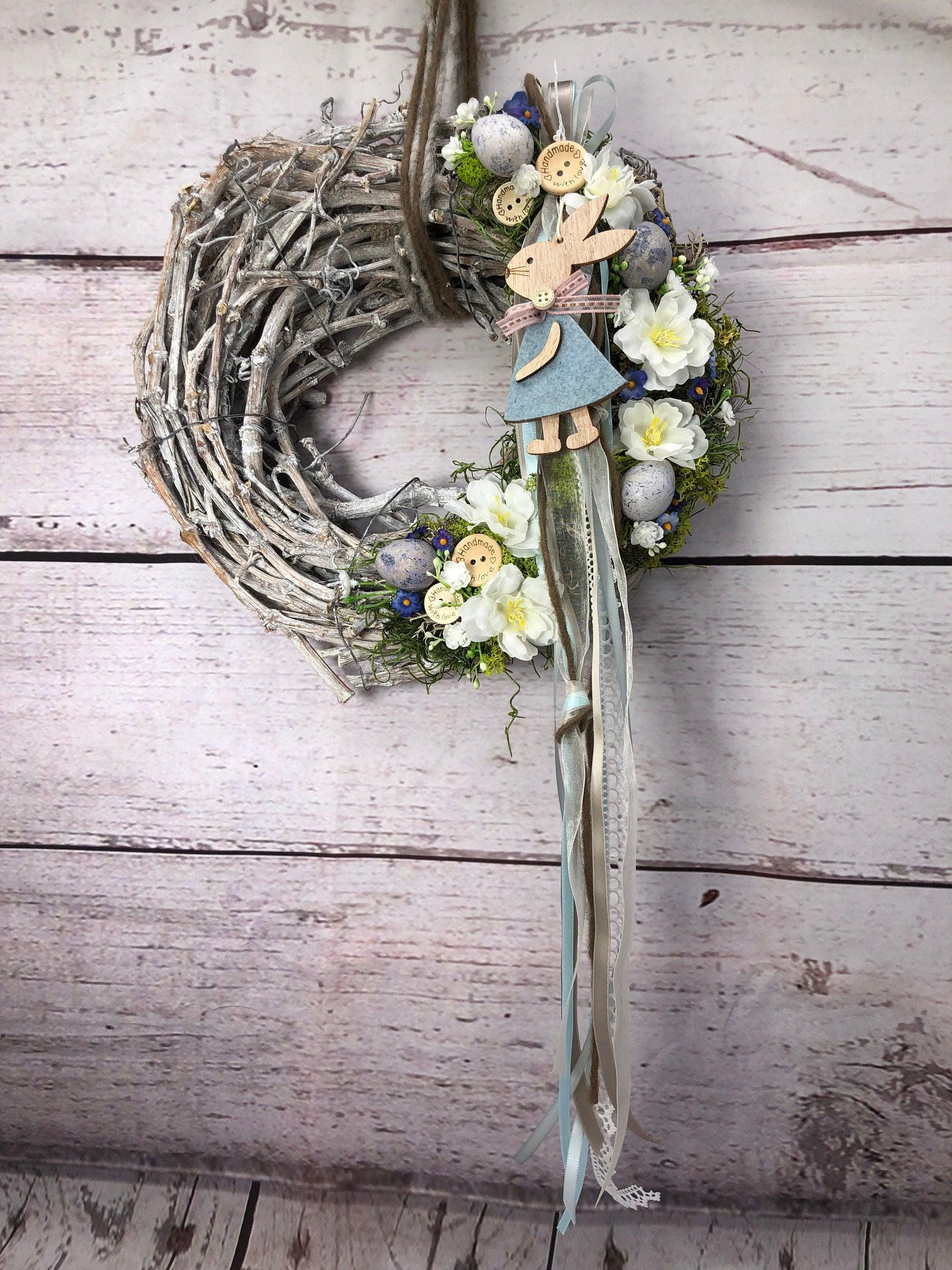 Osterkranz mit Hasen, Eiern & Schleierkraut – Türkranz Frühling Seidenblumen – Türkranz – SarahsFlowerStudio
