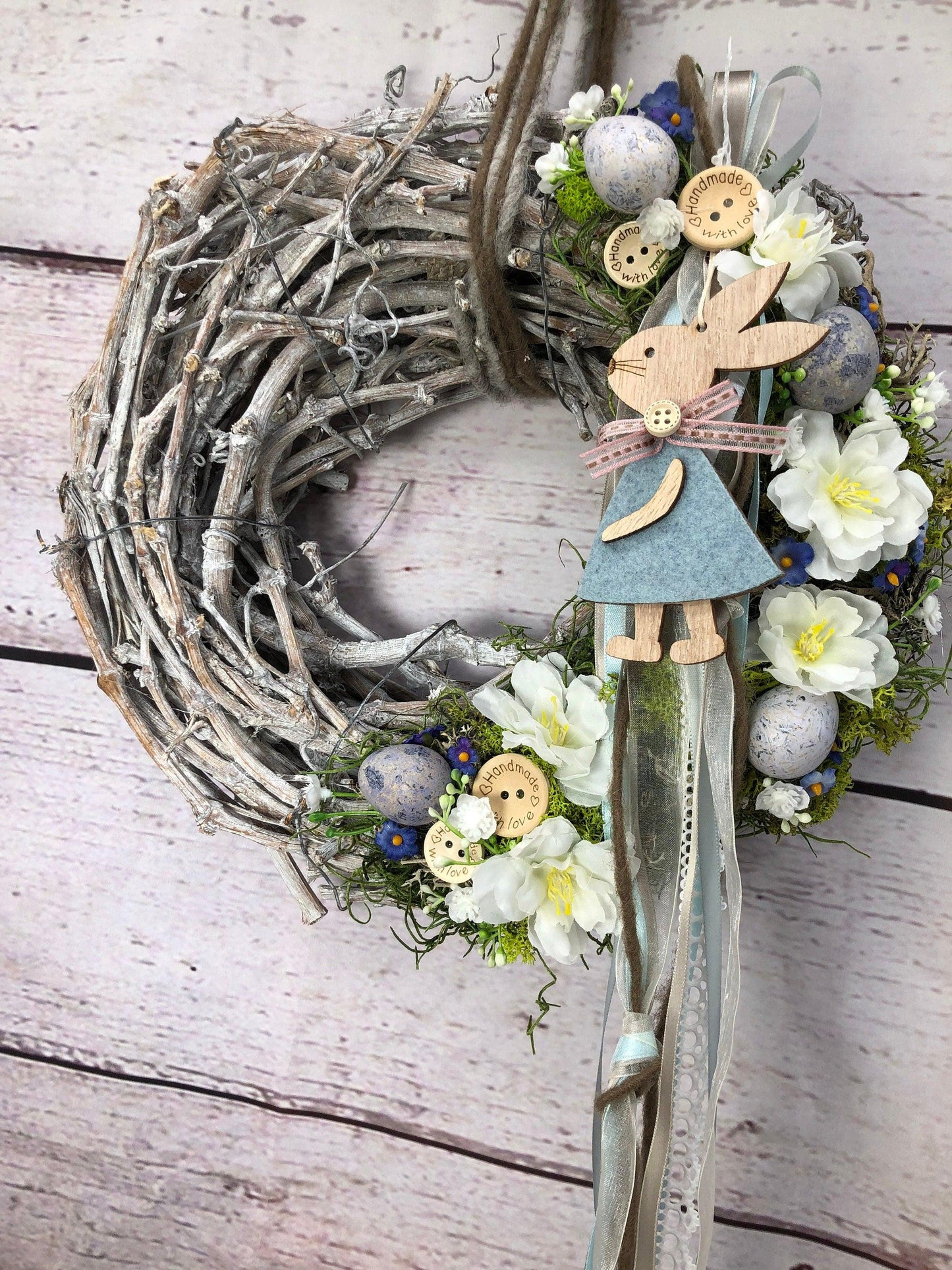 Osterkranz mit Hasen, Eiern & Schleierkraut – Türkranz Frühling Seidenblumen – Türkranz – SarahsFlowerStudio