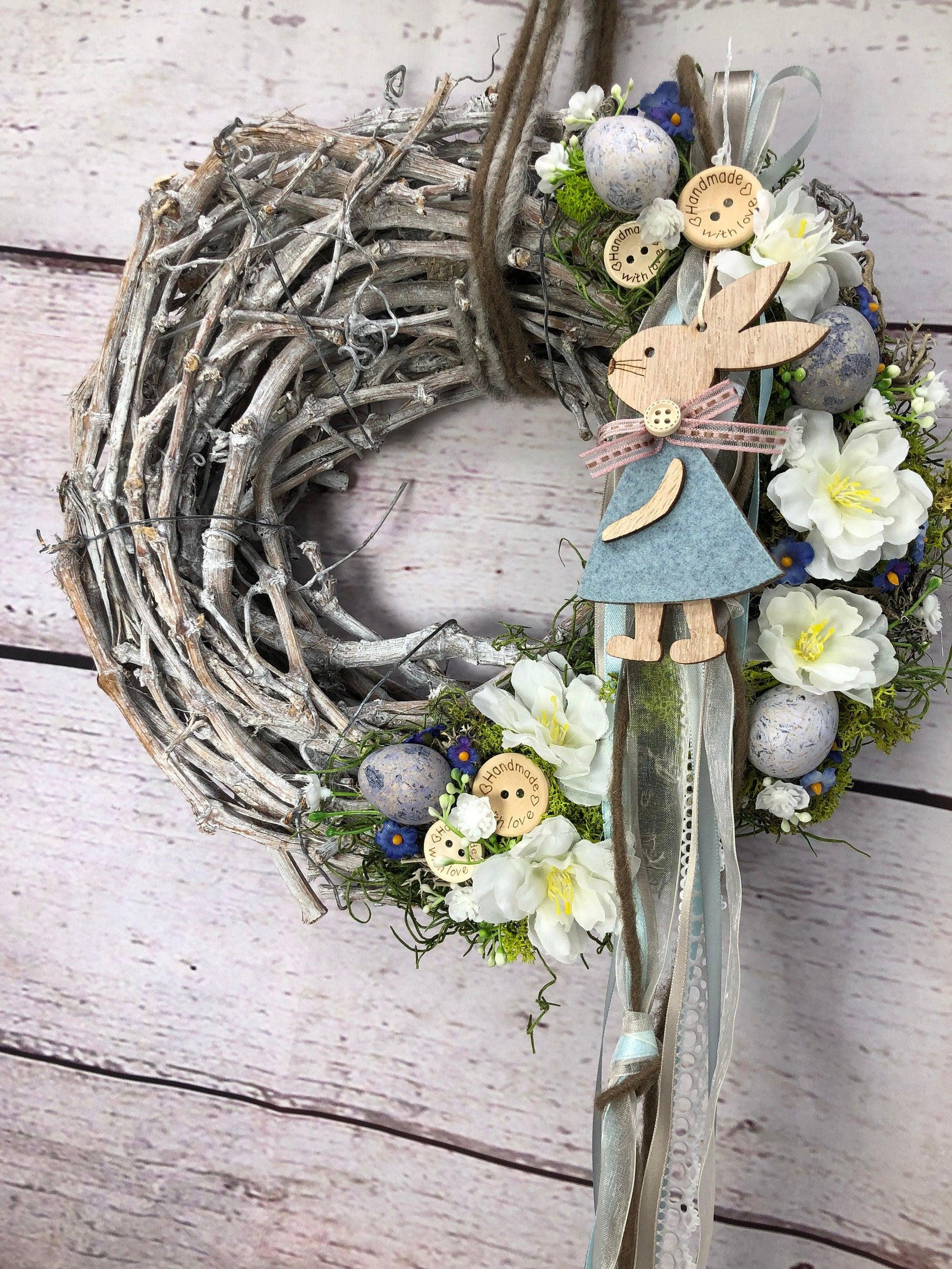 Osterkranz mit Hasen, Eiern & Schleierkraut – Türkranz Frühling Seidenblumen – Türkranz – SarahsFlowerStudio