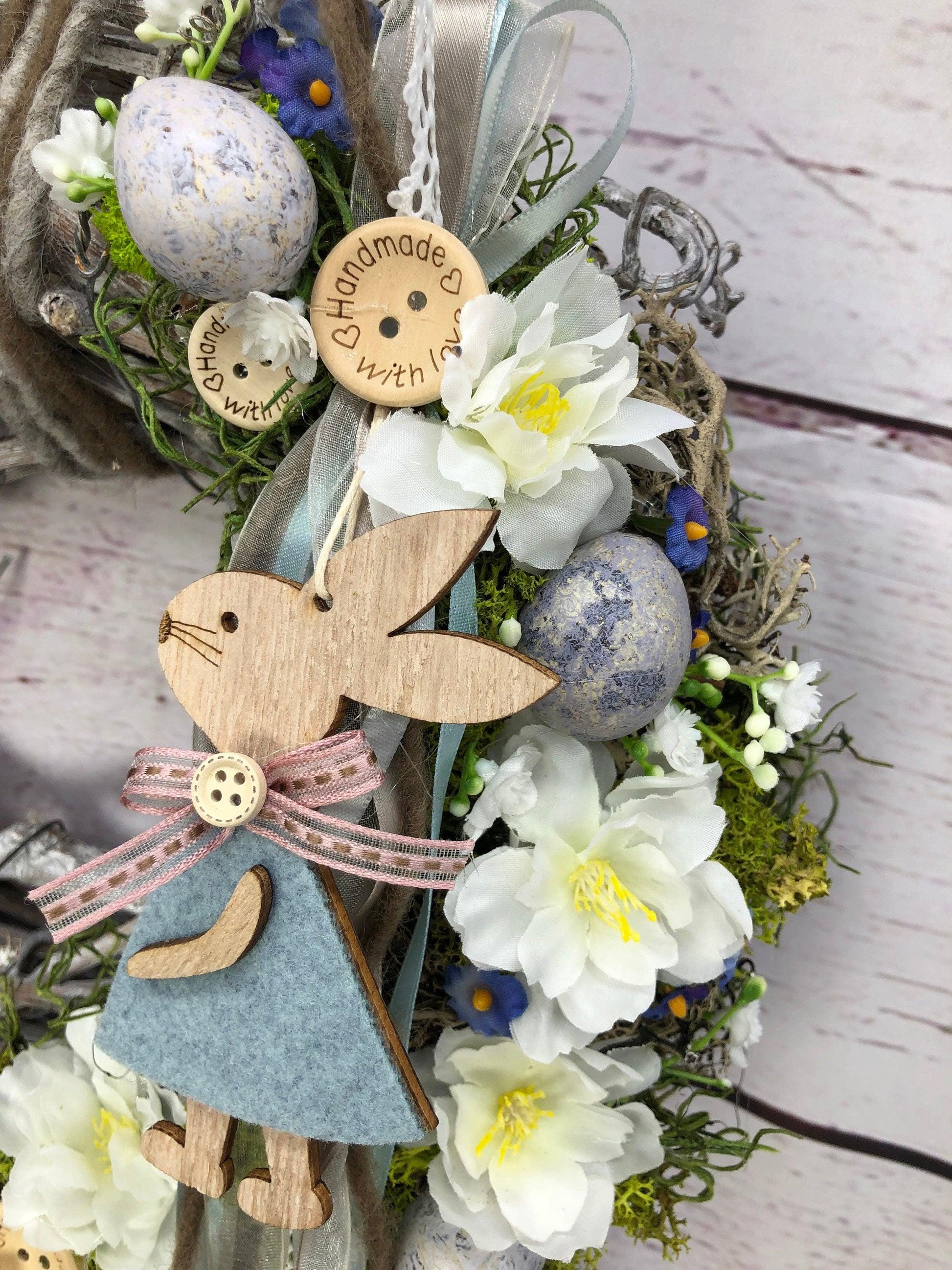 Osterkranz mit Hasen, Eiern & Schleierkraut – Türkranz Frühling Seidenblumen – Türkranz – SarahsFlowerStudio
