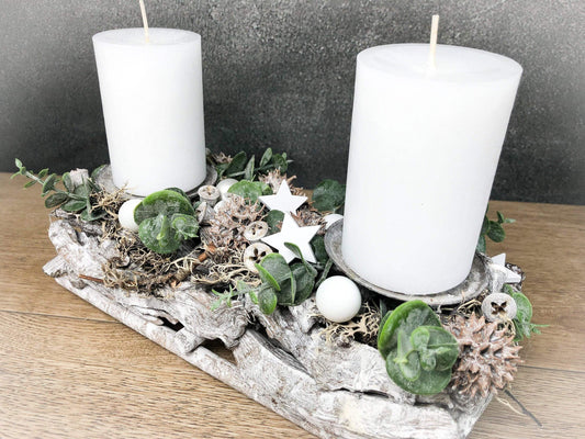 Adventsgesteck Gesteck Eukalyptus Künstlich Modern Länglich Zapfen Weiß – handgemacht aus Seiden- und Kunstblumen, langlebig & pflegeleicht von SarahsFlowerStudio