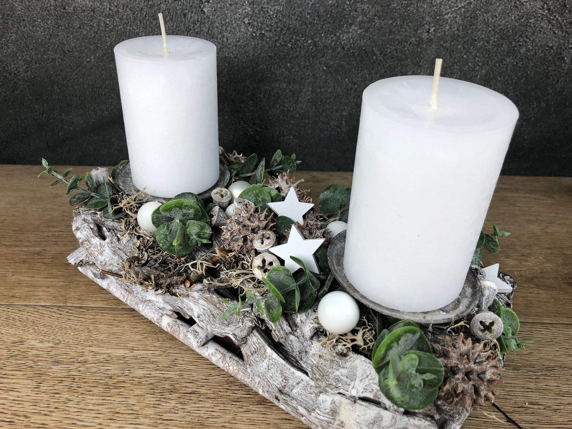 Adventsgesteck Gesteck Eukalyptus Künstlich Modern Länglich Zapfen Weiß – handgemacht aus Seiden- und Kunstblumen, langlebig & pflegeleicht von SarahsFlowerStudio