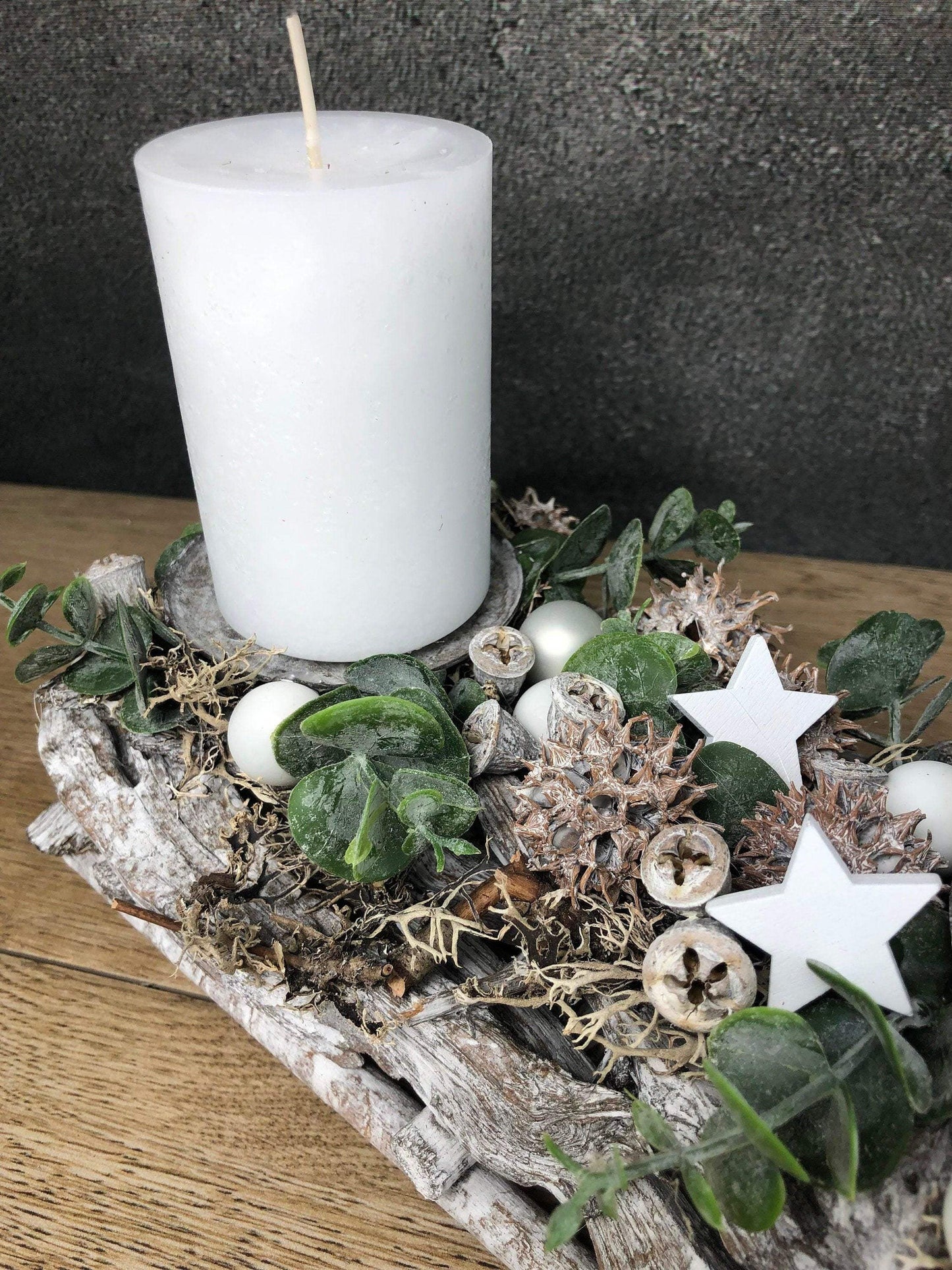 Adventsgesteck Gesteck Eukalyptus Künstlich Modern Länglich Zapfen Weiß – handgemacht aus Seiden- und Kunstblumen, langlebig & pflegeleicht von SarahsFlowerStudio