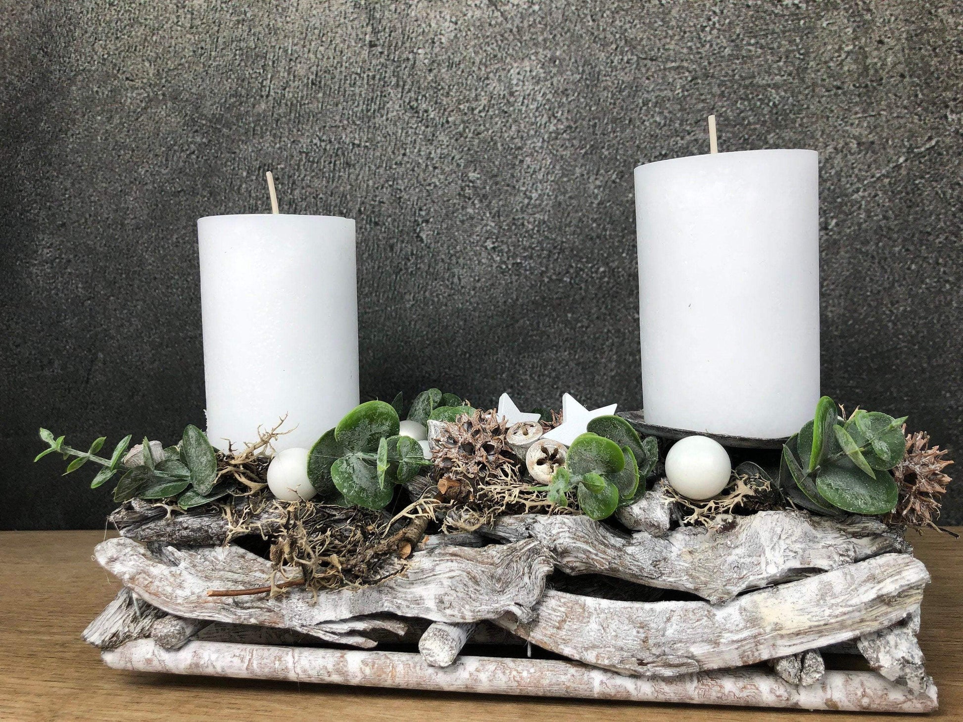 Adventsgesteck Gesteck Eukalyptus Künstlich Modern Länglich Zapfen Weiß – handgemacht aus Seiden- und Kunstblumen, langlebig & pflegeleicht von SarahsFlowerStudio