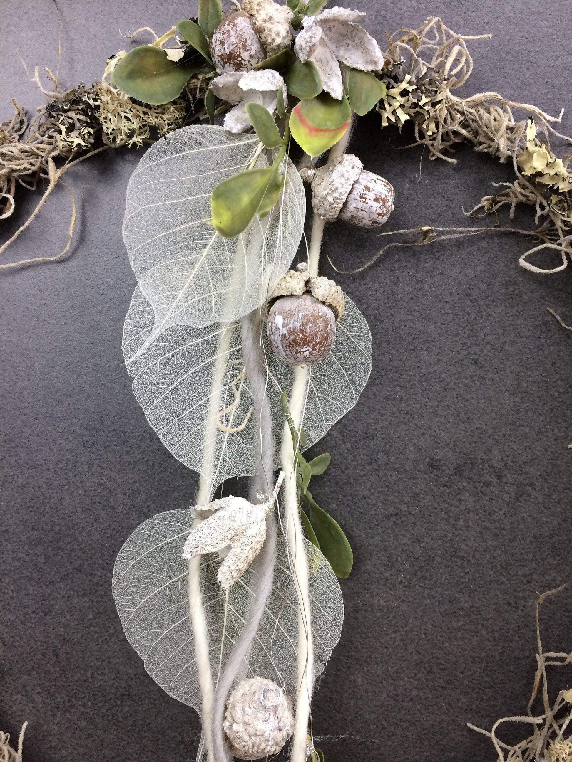 Türkranz Herbst Herbstlich Türschmuck Modern Herz Welcome Wunschgröße ganzjährig Boho Eicheln Filz Natur Moos Skelettblätter Buchecker – handgemacht aus Seiden- und Kunstblumen, langlebig & pflegeleicht von SarahsFlowerStudio