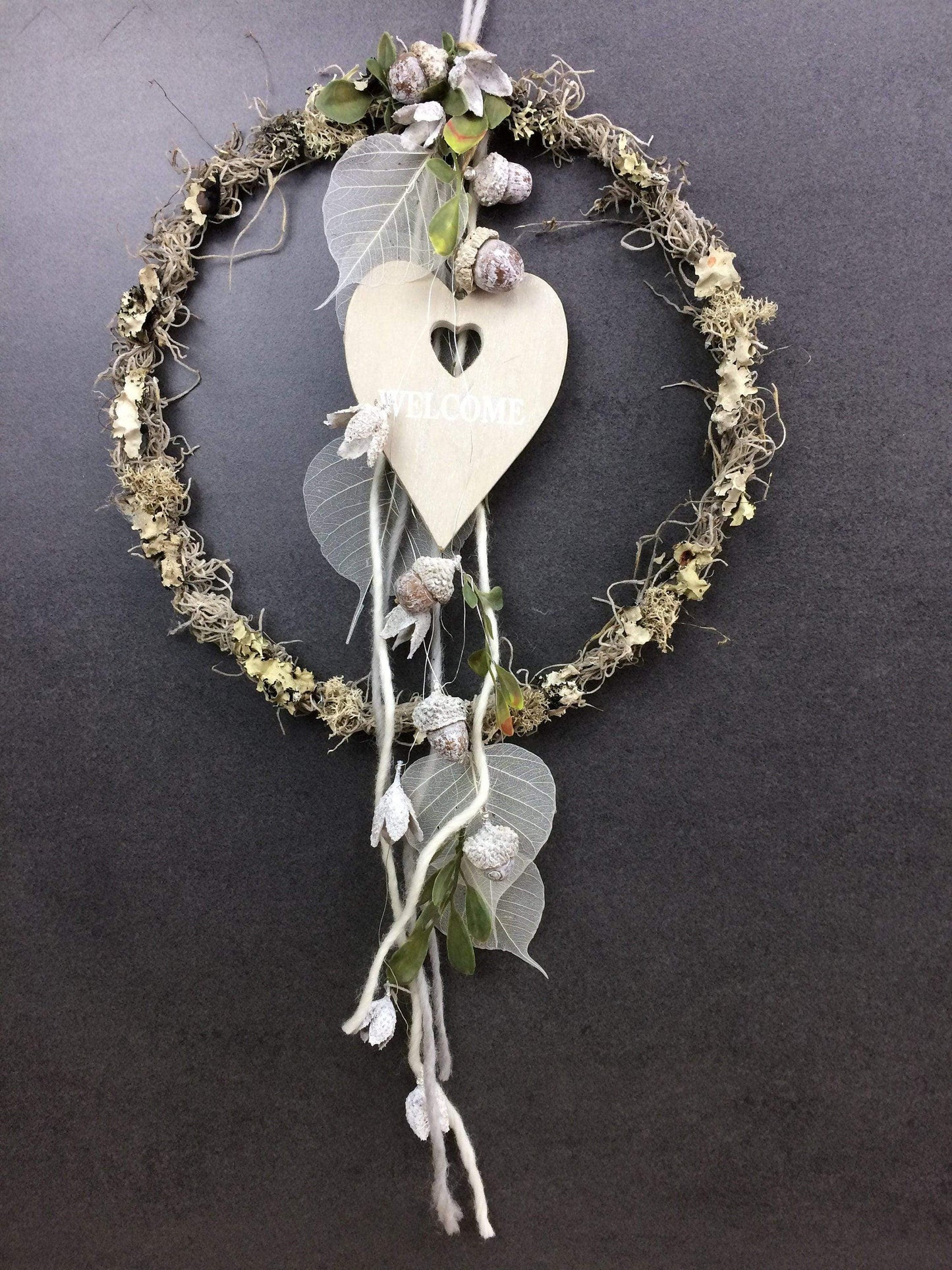 Türkranz Herbst Herbstlich Türschmuck Modern Herz Welcome Wunschgröße ganzjährig Boho Eicheln Filz Natur Moos Skelettblätter Buchecker – handgemacht aus Seiden- und Kunstblumen, langlebig & pflegeleicht von SarahsFlowerStudio